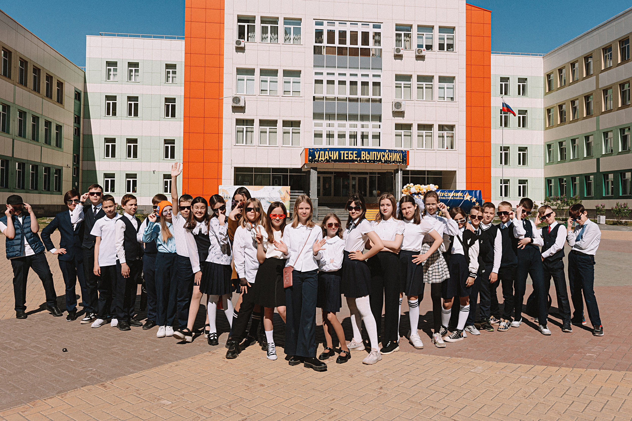 6 класс у школы. Семейный фотограф Тюмень, фотограф на роды Салмина Мария