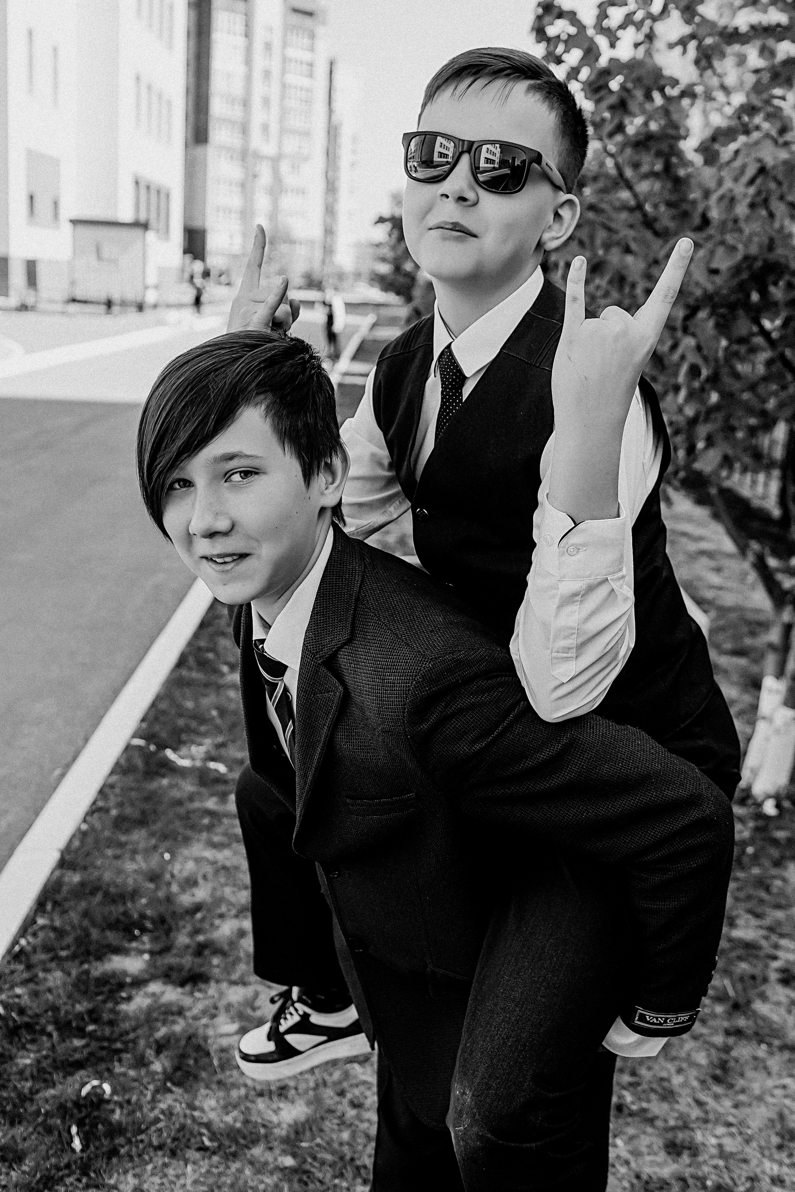 6 класс у школы. Семейный фотограф Тюмень, фотограф на роды Салмина Мария