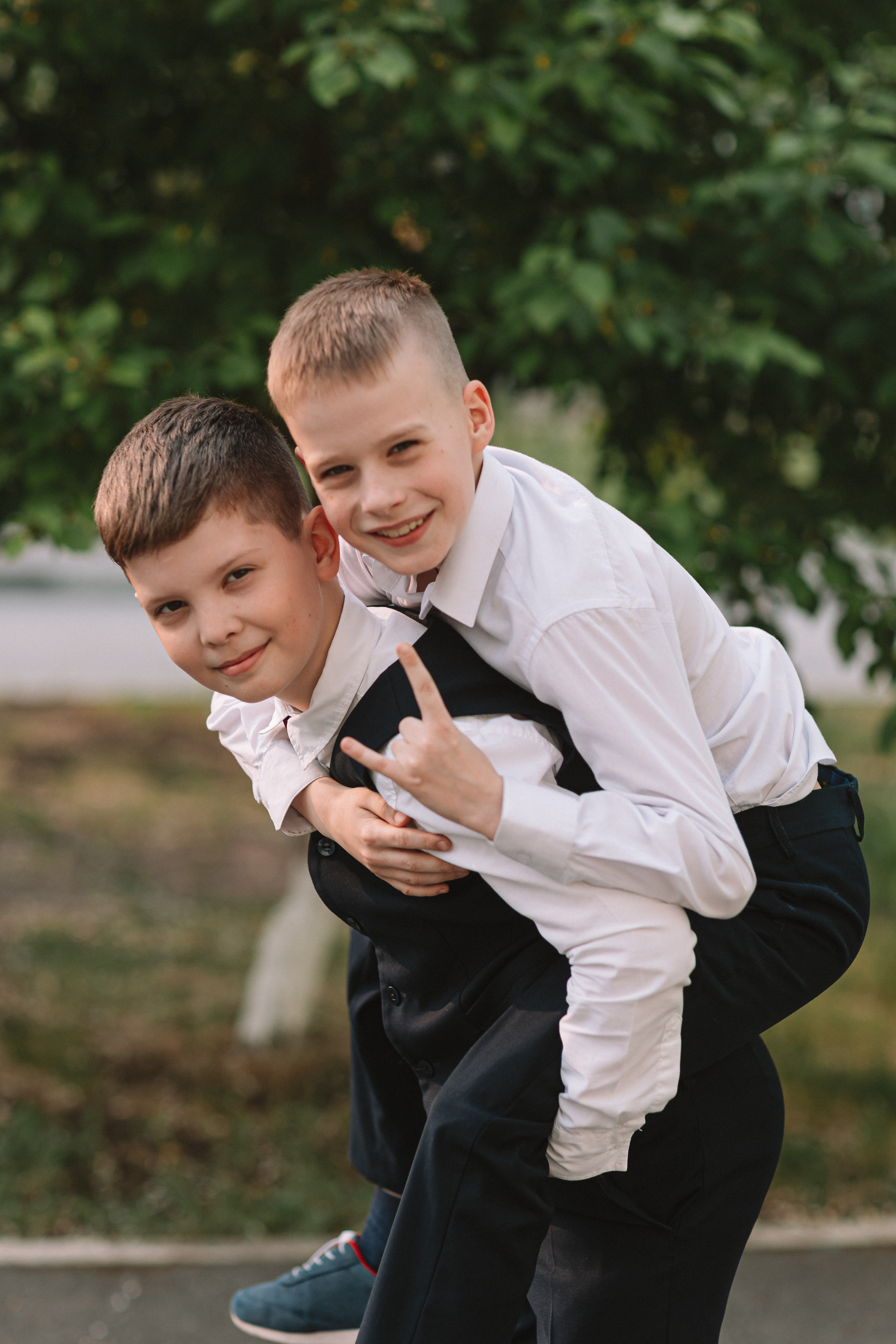 3 класс у школы. Семейный фотограф Тюмень, фотограф на роды Салмина Мария