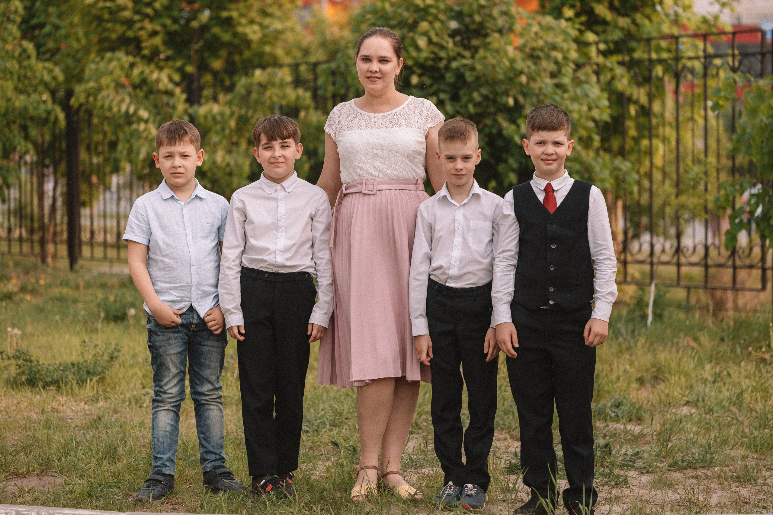 3 класс у школы. Семейный фотограф Тюмень, фотограф на роды Салмина Мария