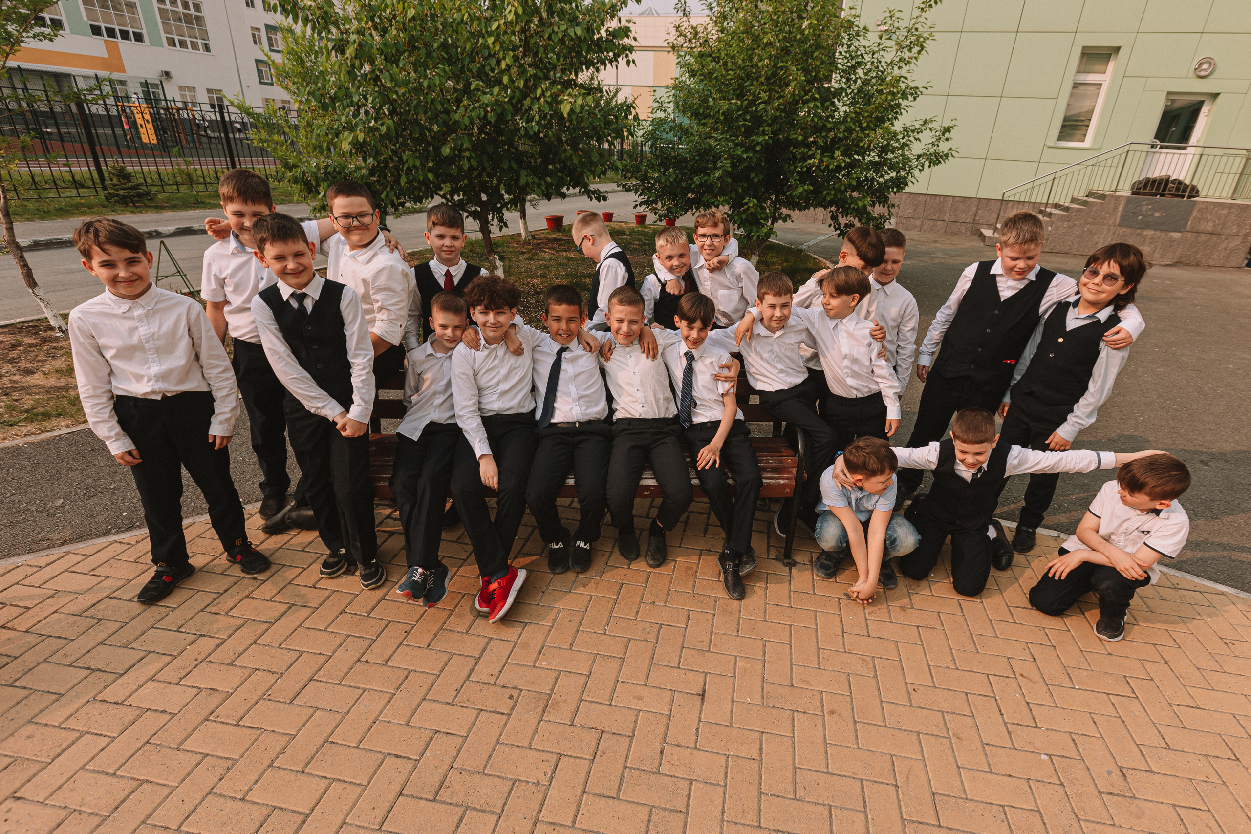 3 класс у школы. Семейный фотограф Тюмень, фотограф на роды Салмина Мария