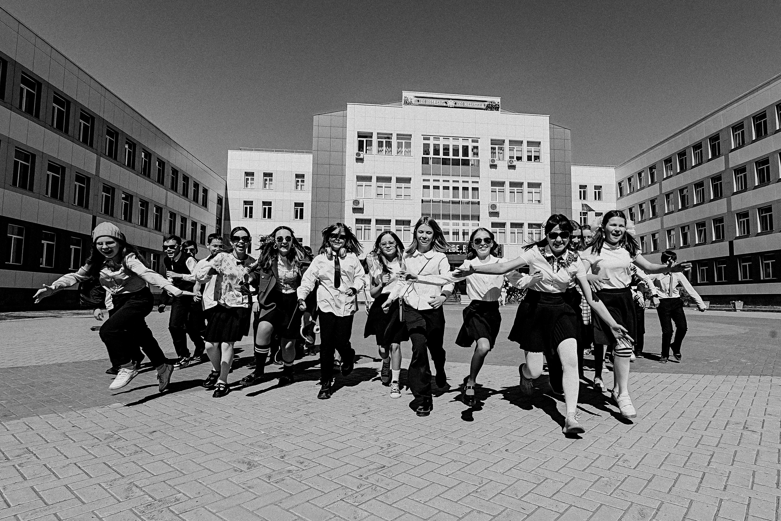 6 класс у школы. Семейный фотограф Тюмень, фотограф на роды Салмина Мария