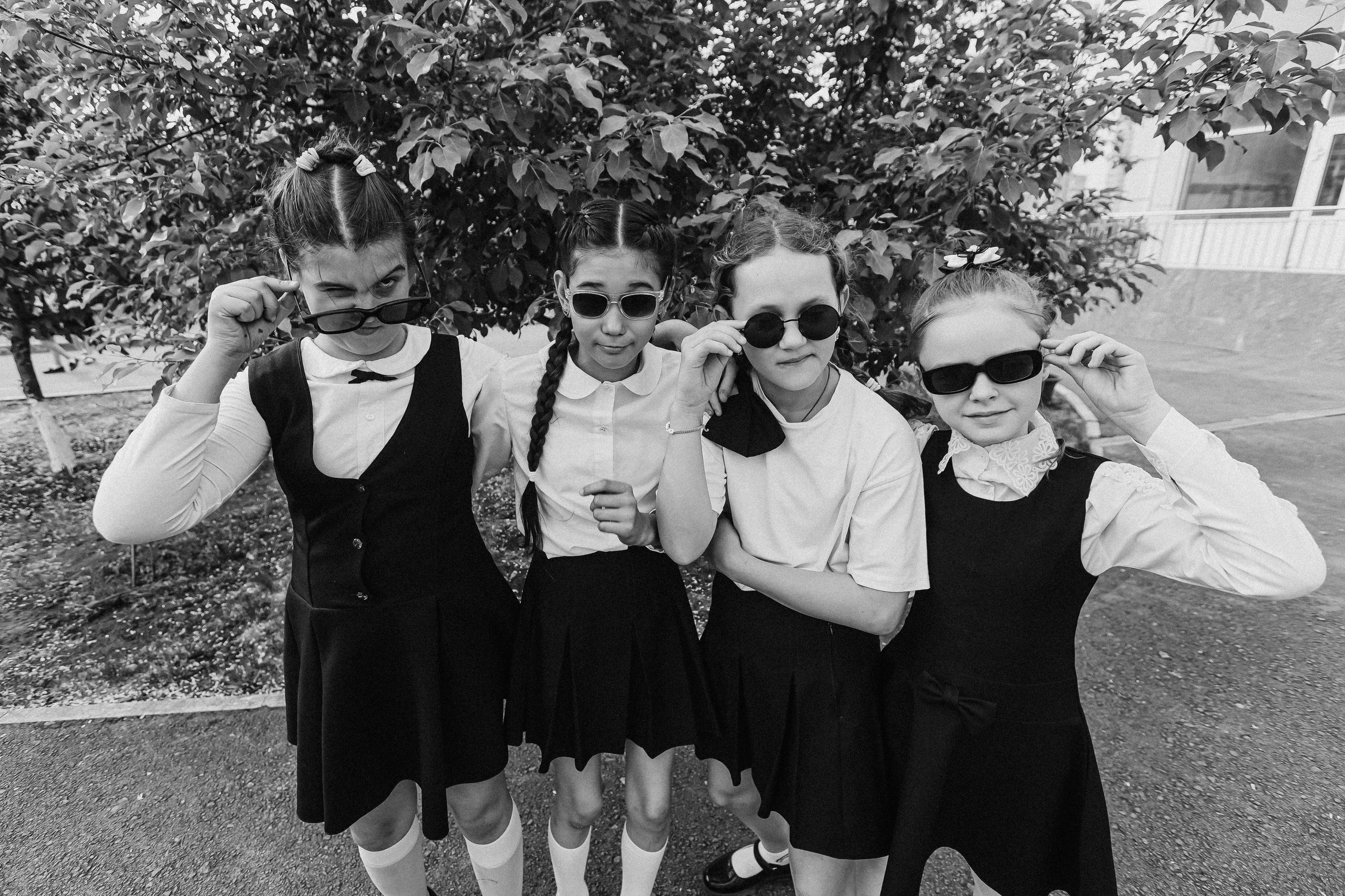 3 класс у школы. Семейный фотограф Тюмень, фотограф на роды Салмина Мария