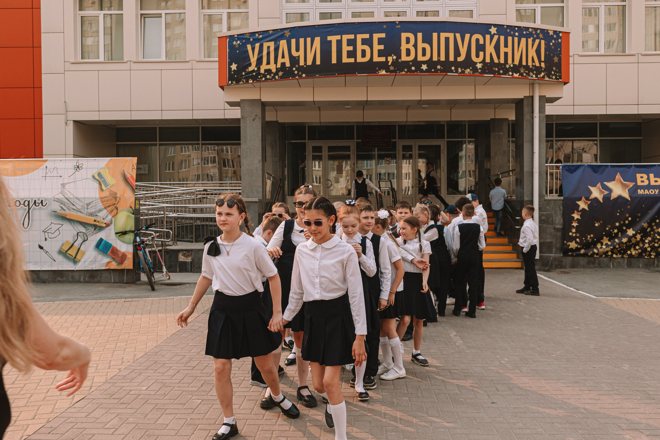 3 класс у школы. Семейный фотограф Тюмень, фотограф на роды Салмина Мария