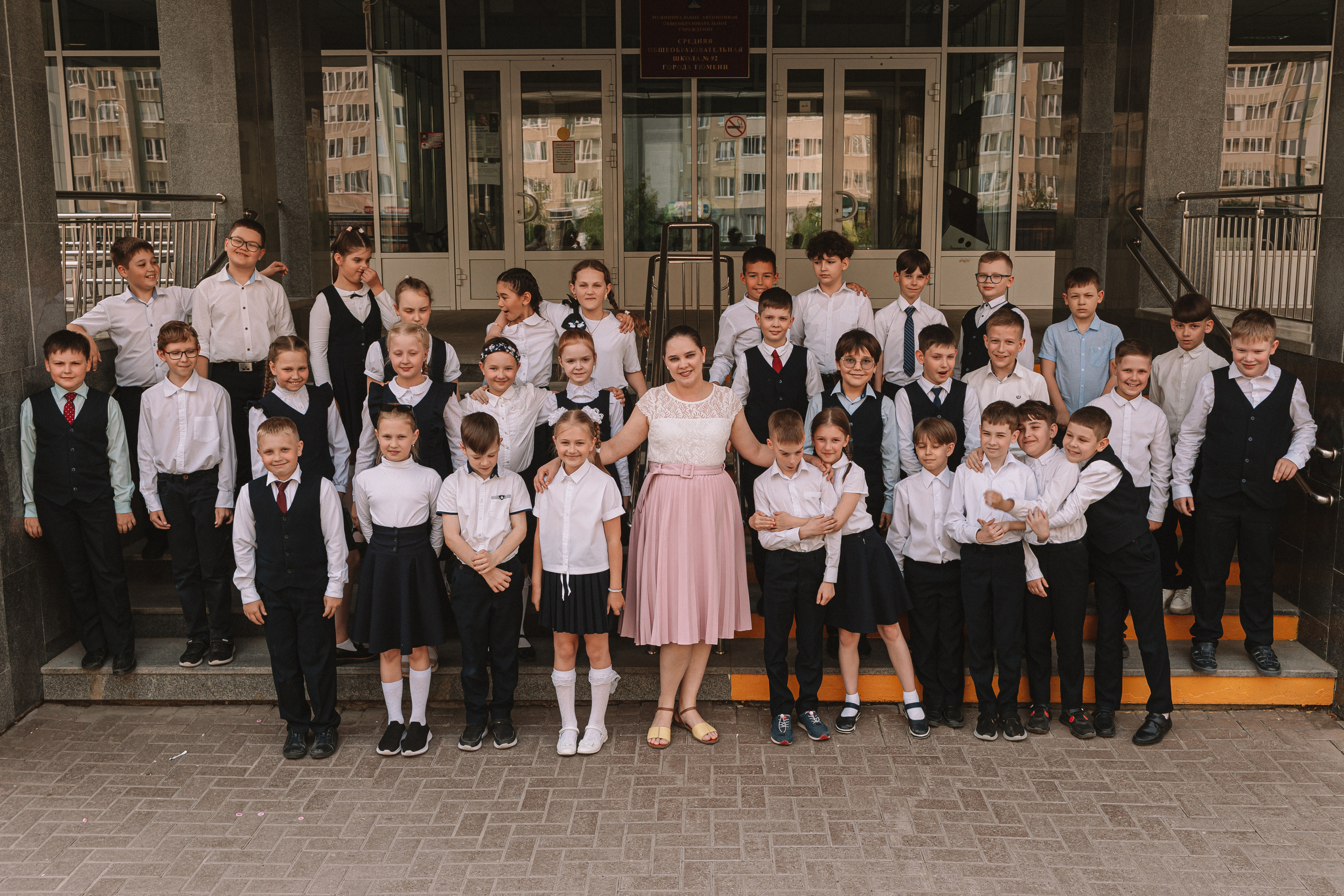 3 класс у школы. Семейный фотограф Тюмень, фотограф на роды Салмина Мария