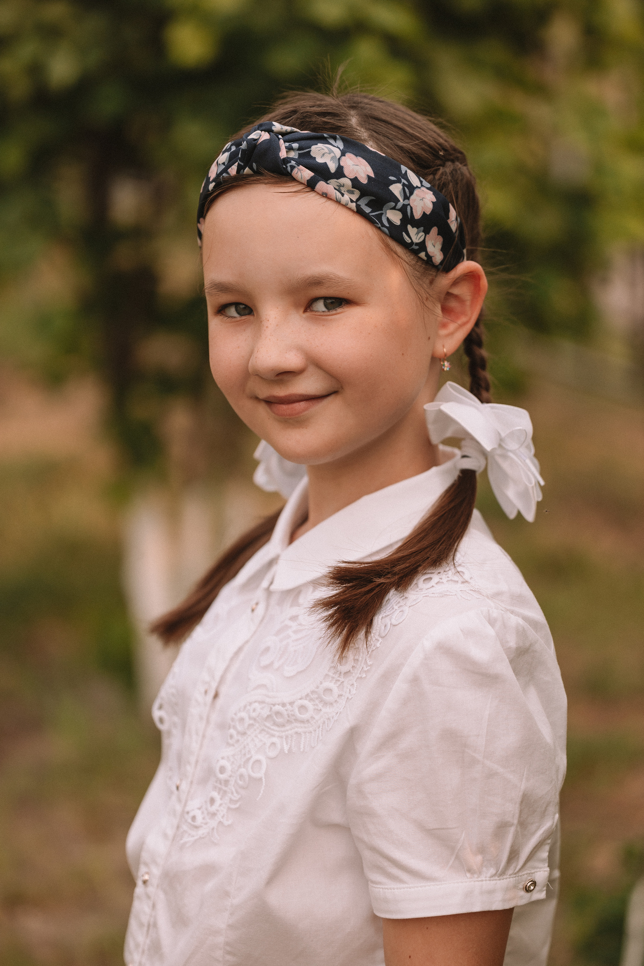 3 класс у школы. Семейный фотограф Тюмень, фотограф на роды Салмина Мария