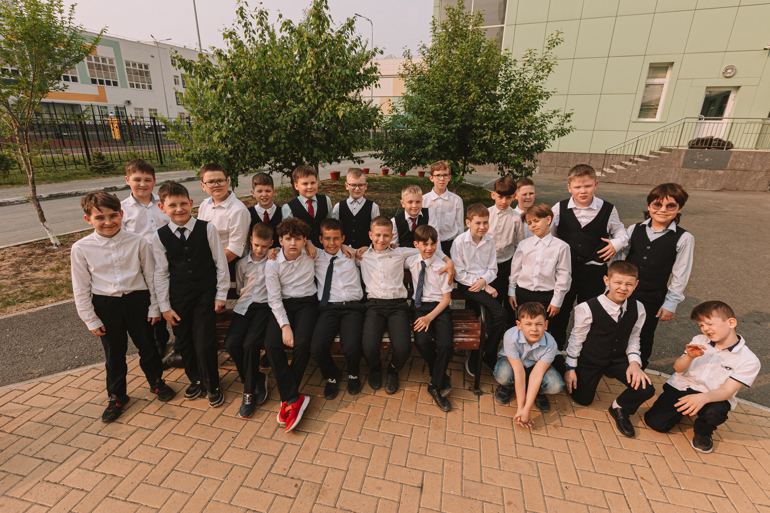 3 класс у школы. Семейный фотограф Тюмень, фотограф на роды Салмина Мария