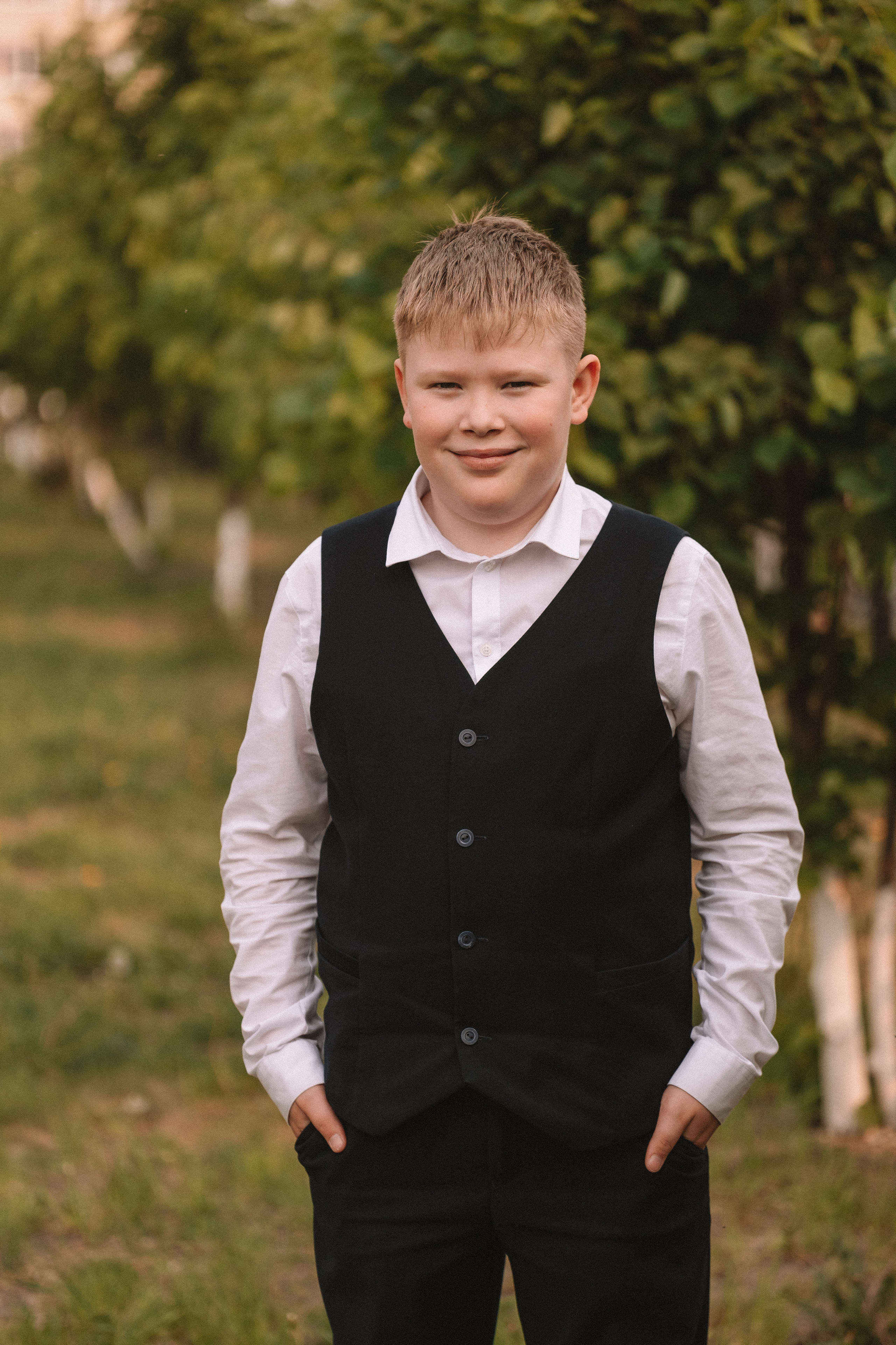 3 класс у школы. Семейный фотограф Тюмень, фотограф на роды Салмина Мария