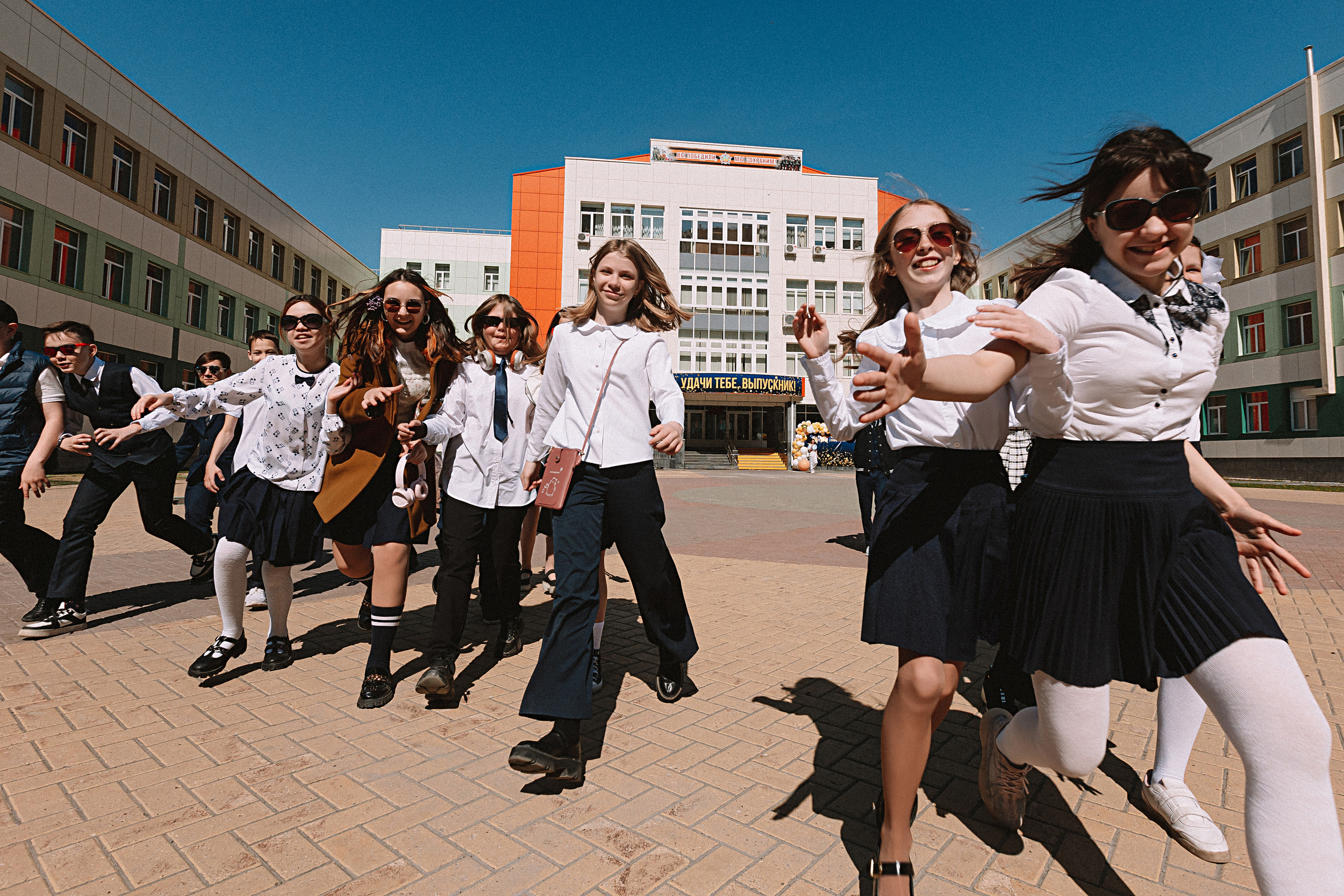 6 класс у школы. Семейный фотограф Тюмень, фотограф на роды Салмина Мария