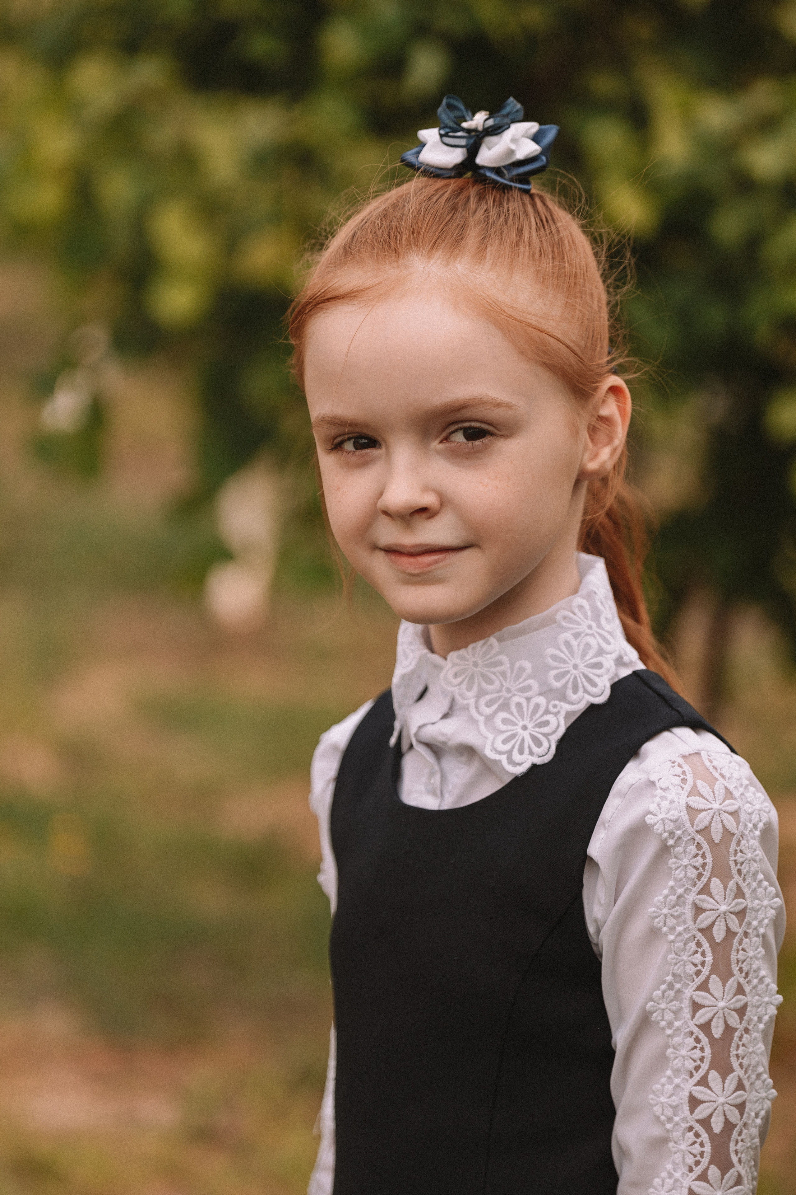 3 класс у школы. Семейный фотограф Тюмень, фотограф на роды Салмина Мария