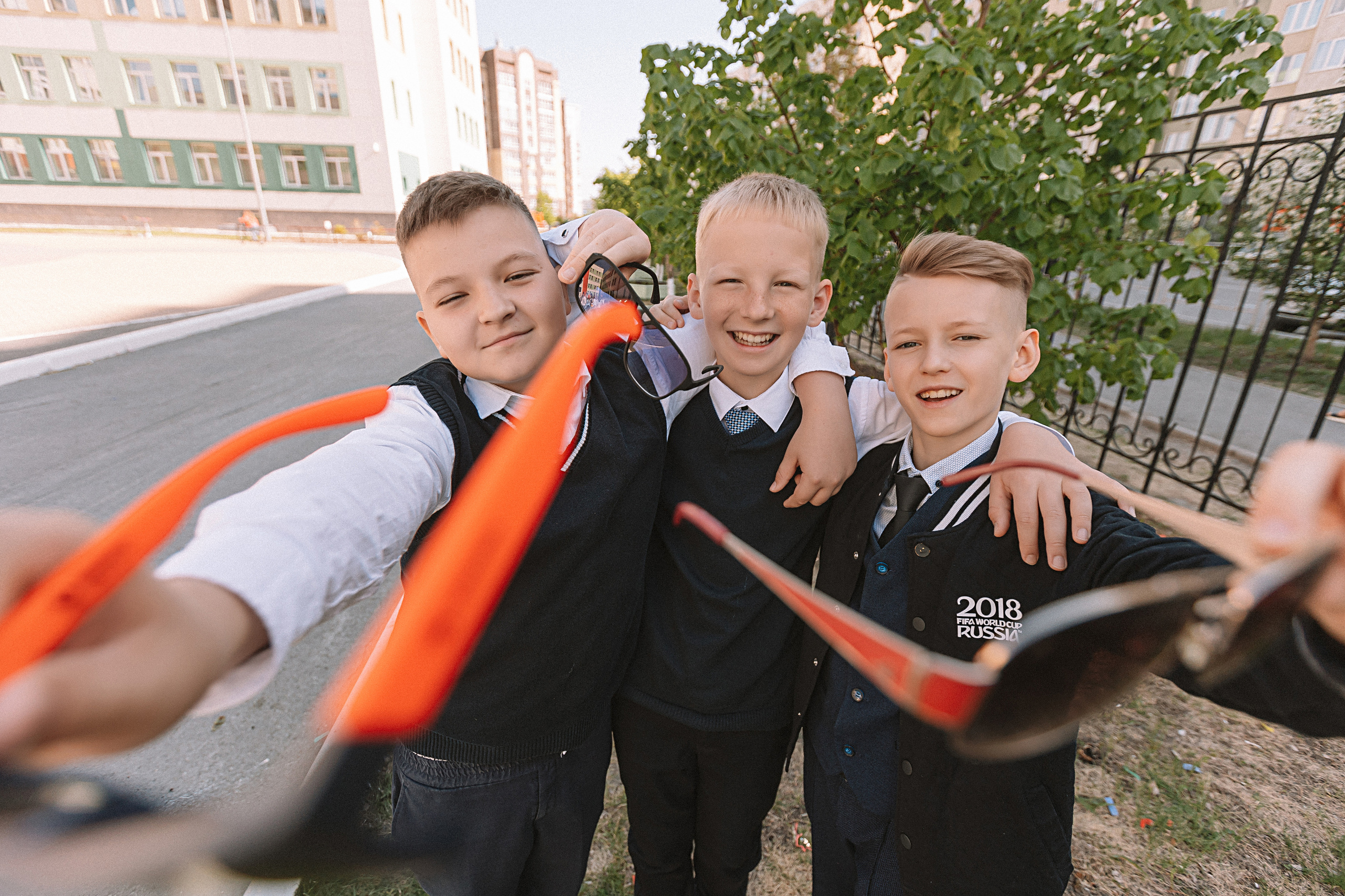 6 класс у школы. Семейный фотограф Тюмень, фотограф на роды Салмина Мария