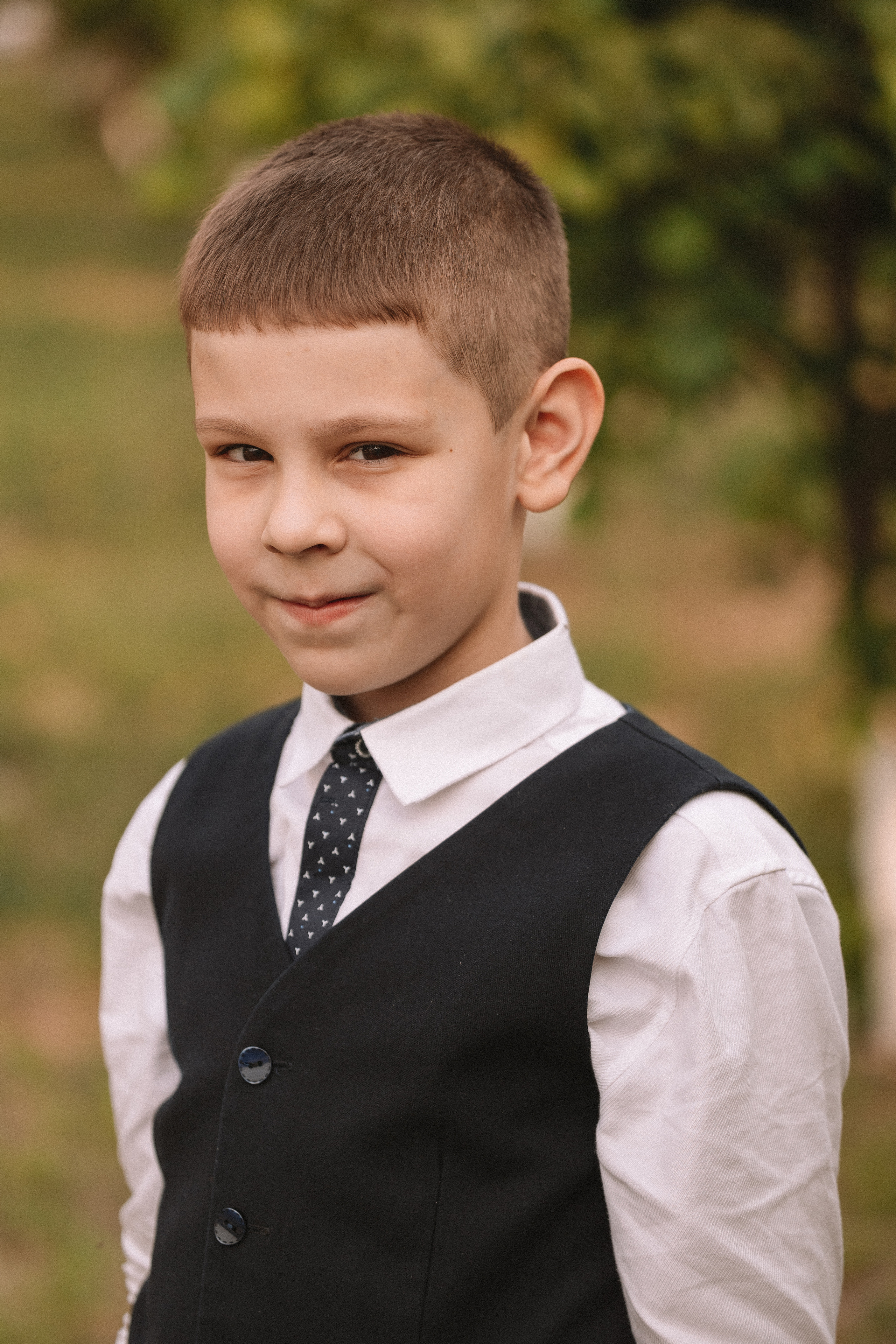 3 класс у школы. Семейный фотограф Тюмень, фотограф на роды Салмина Мария