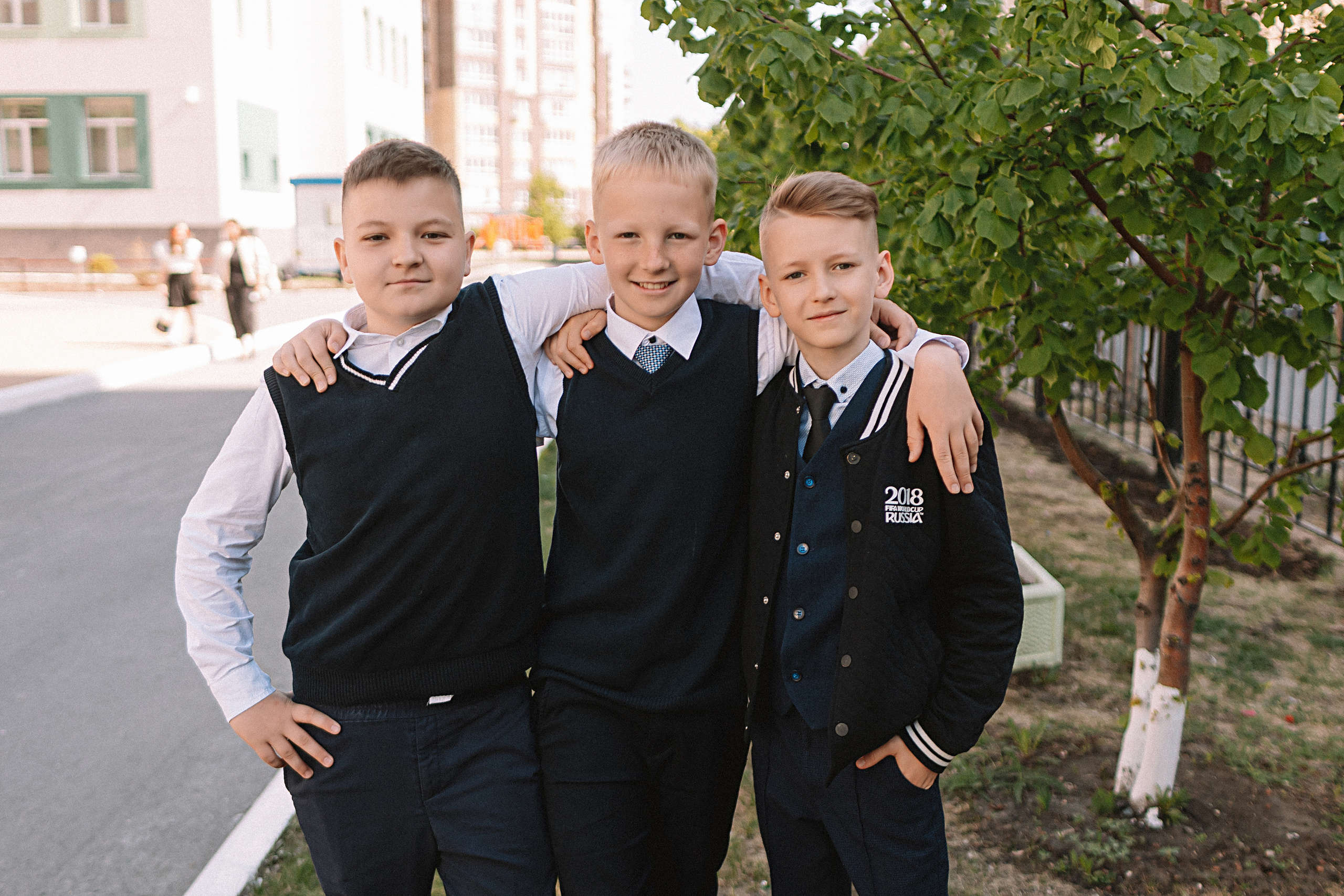 6 класс у школы. Семейный фотограф Тюмень, фотограф на роды Салмина Мария