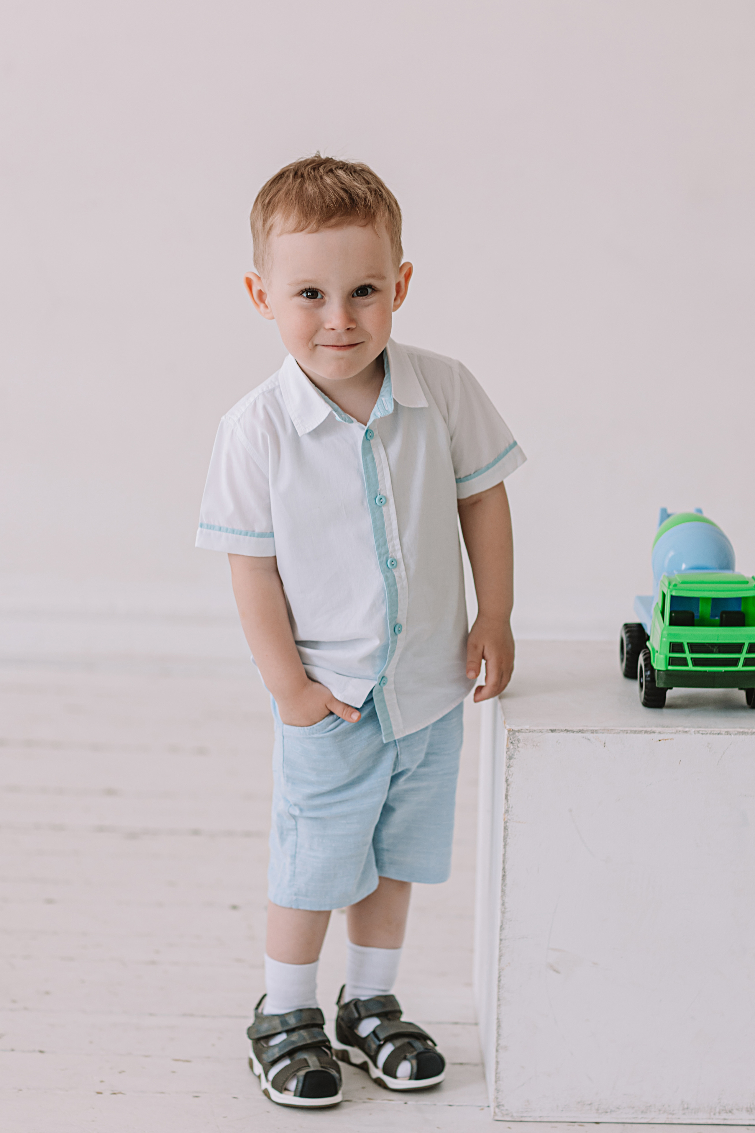 Младшая группа садика в студии. Семейный фотограф Тюмень, фотограф на роды Салмина Мария