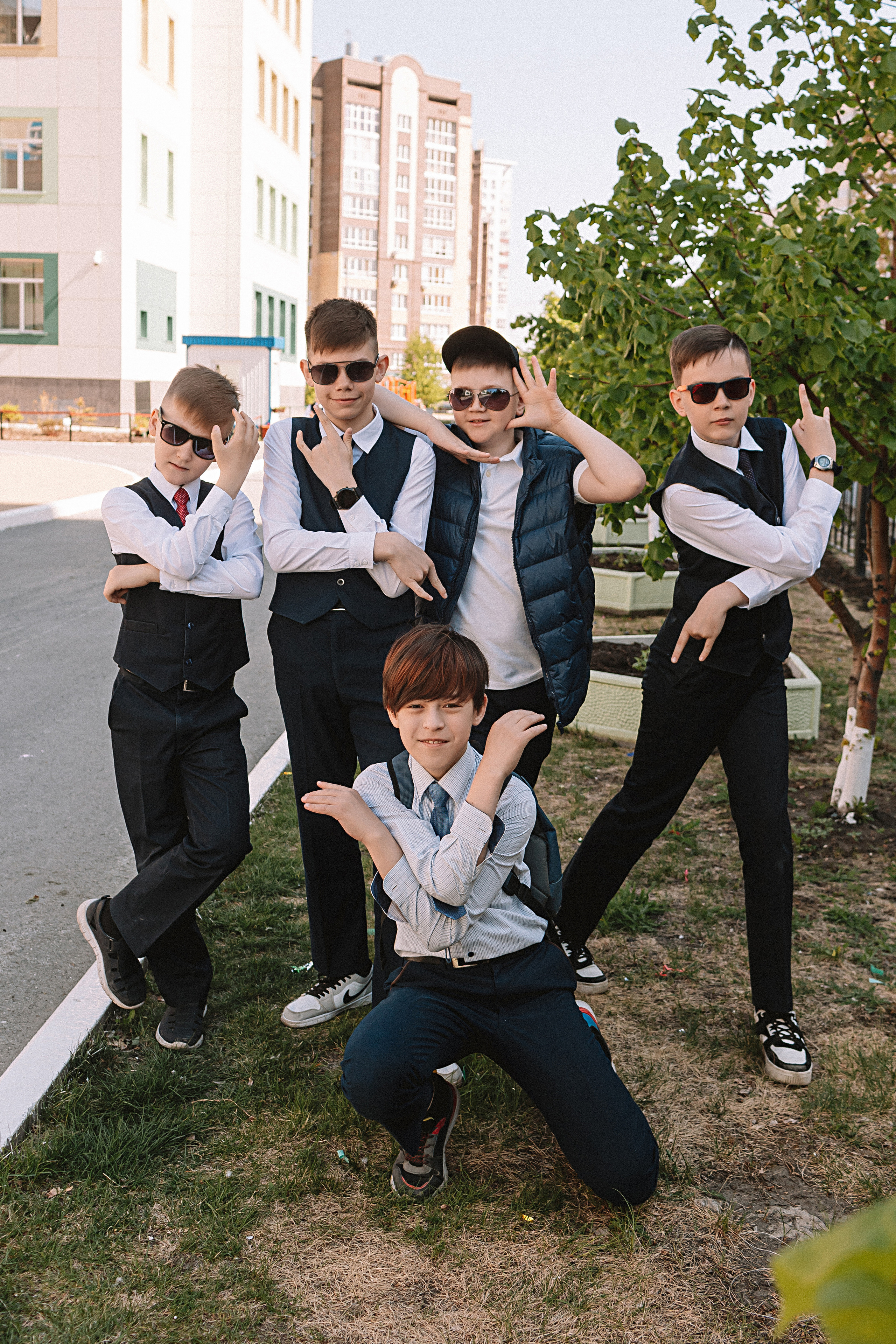 6 класс у школы. Семейный фотограф Тюмень, фотограф на роды Салмина Мария