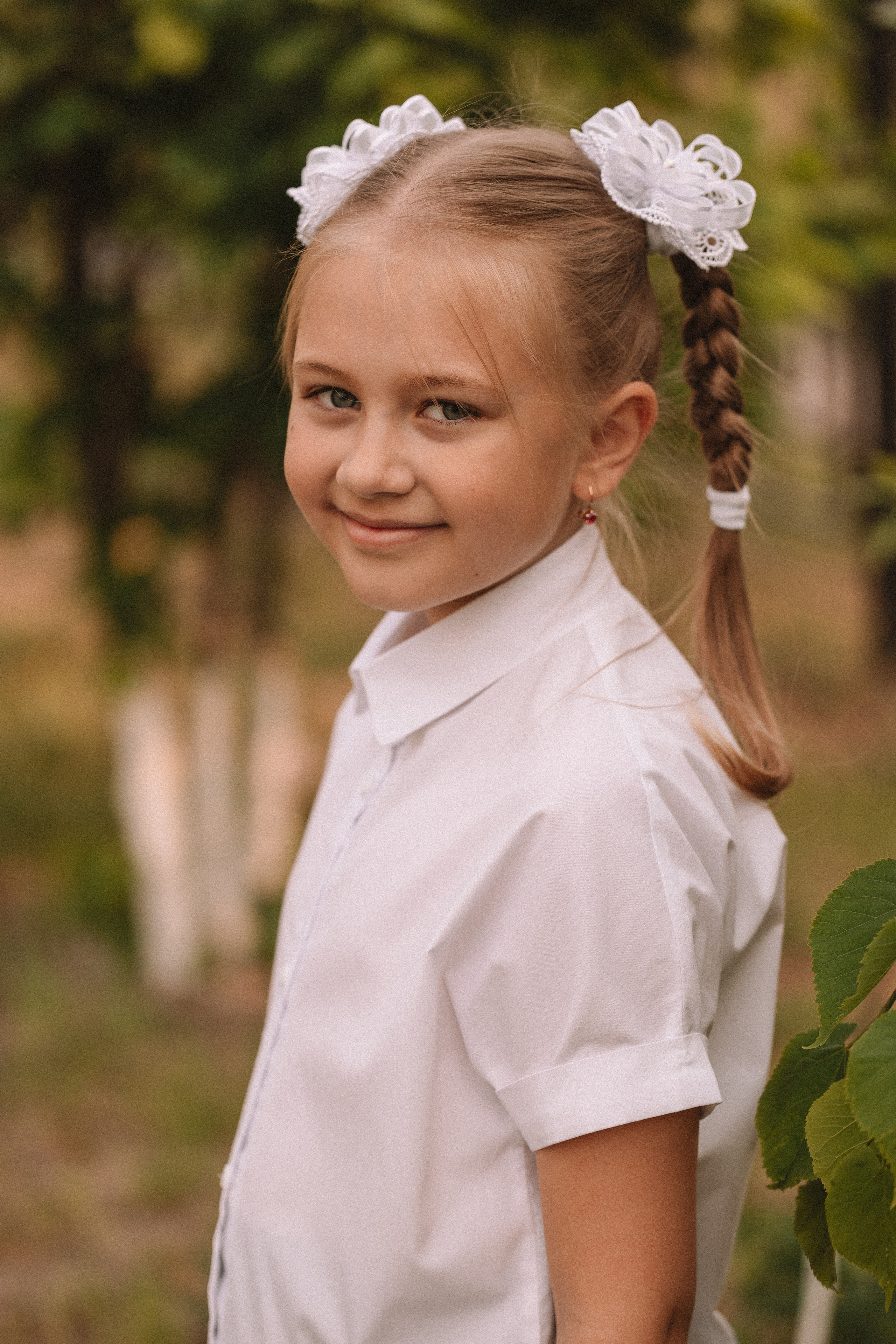 3 класс у школы. Семейный фотограф Тюмень, фотограф на роды Салмина Мария