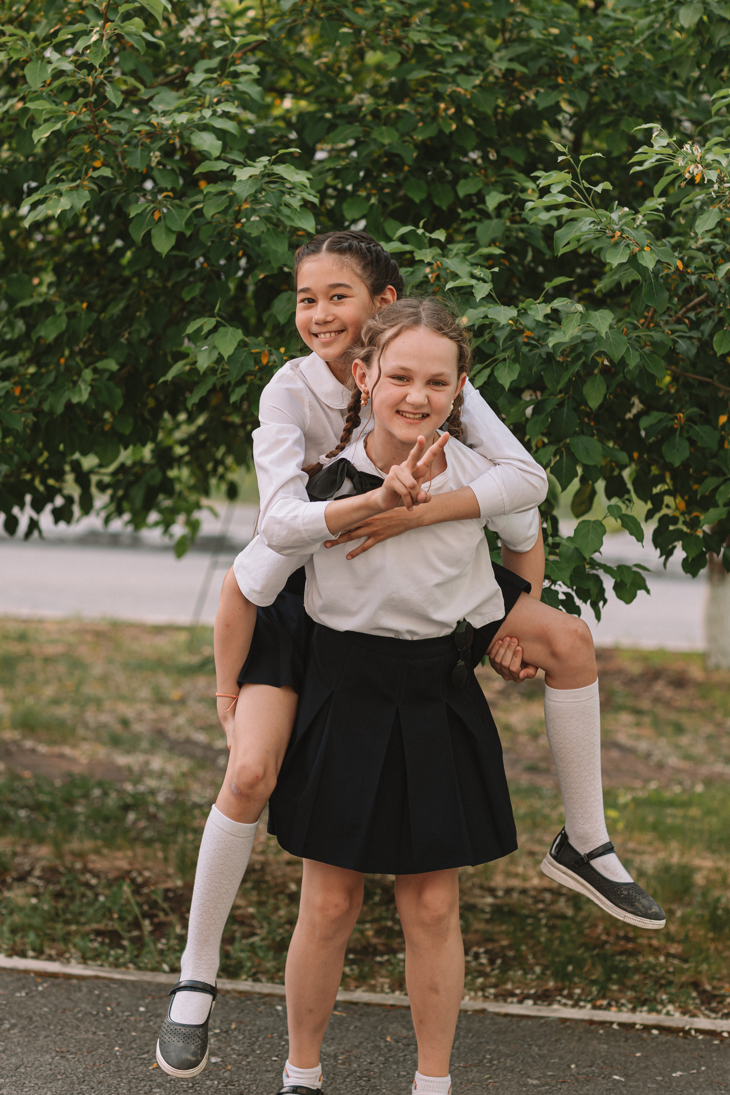 3 класс у школы. Семейный фотограф Тюмень, фотограф на роды Салмина Мария