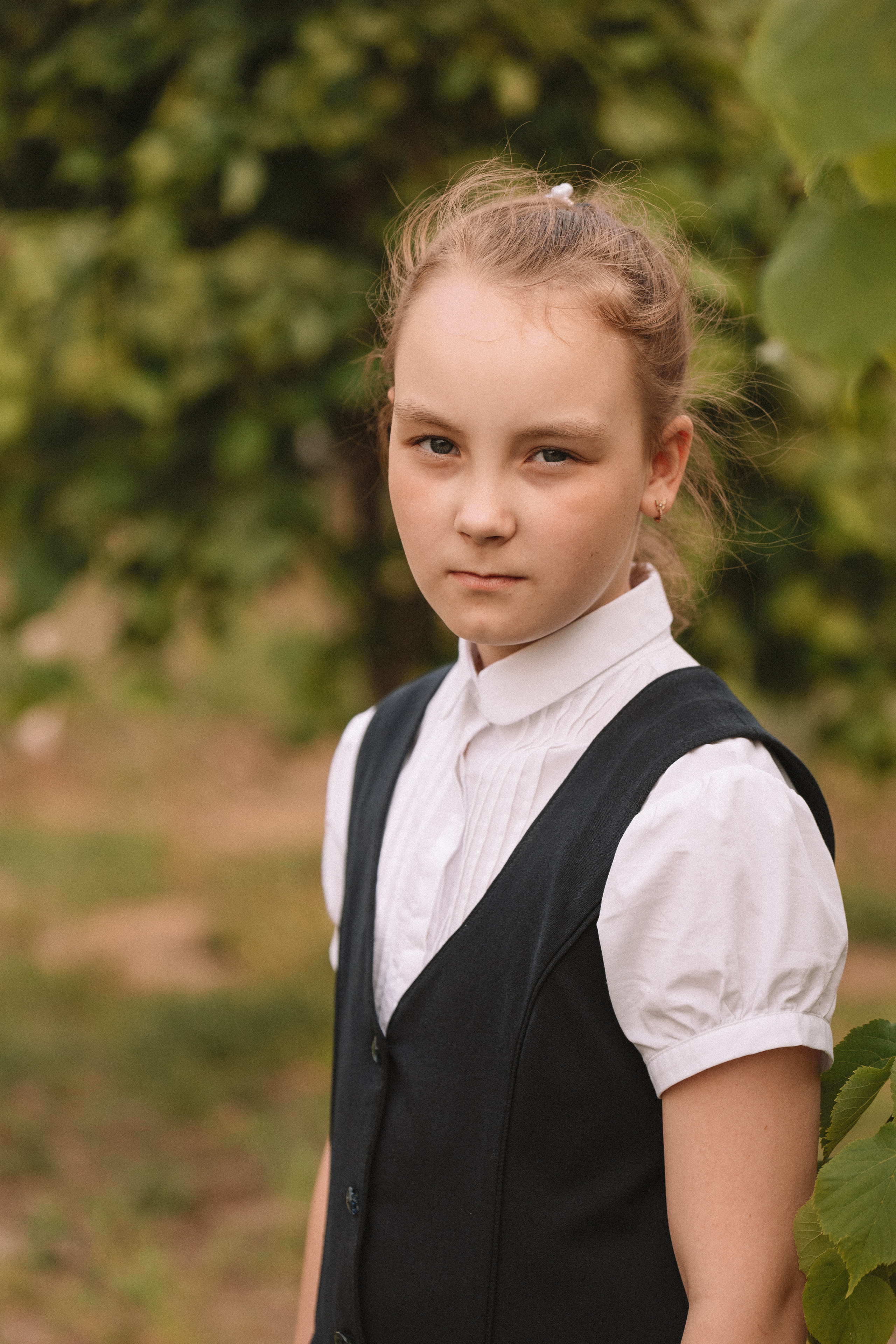 3 класс у школы. Семейный фотограф Тюмень, фотограф на роды Салмина Мария