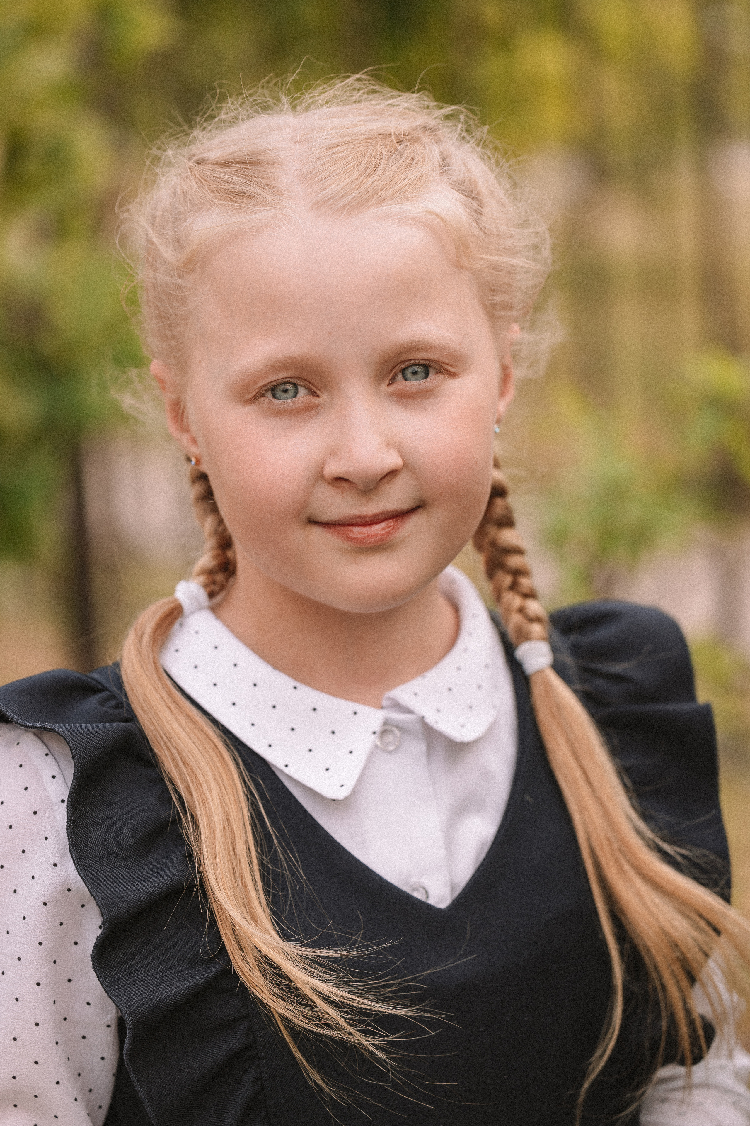 3 класс у школы. Семейный фотограф Тюмень, фотограф на роды Салмина Мария