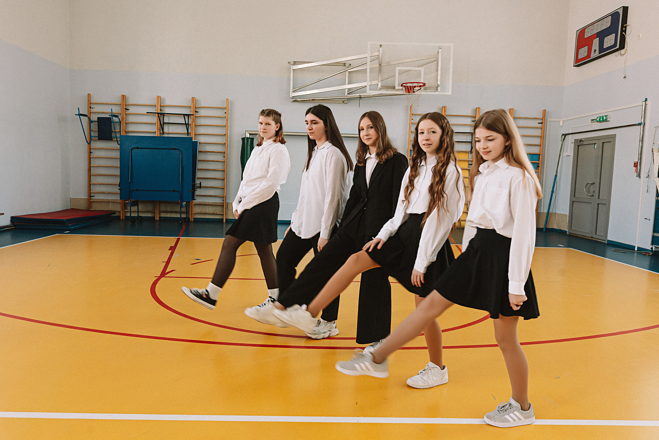 7 класс в стенах школы. Семейный фотограф Тюмень, фотограф на роды Салмина Мария