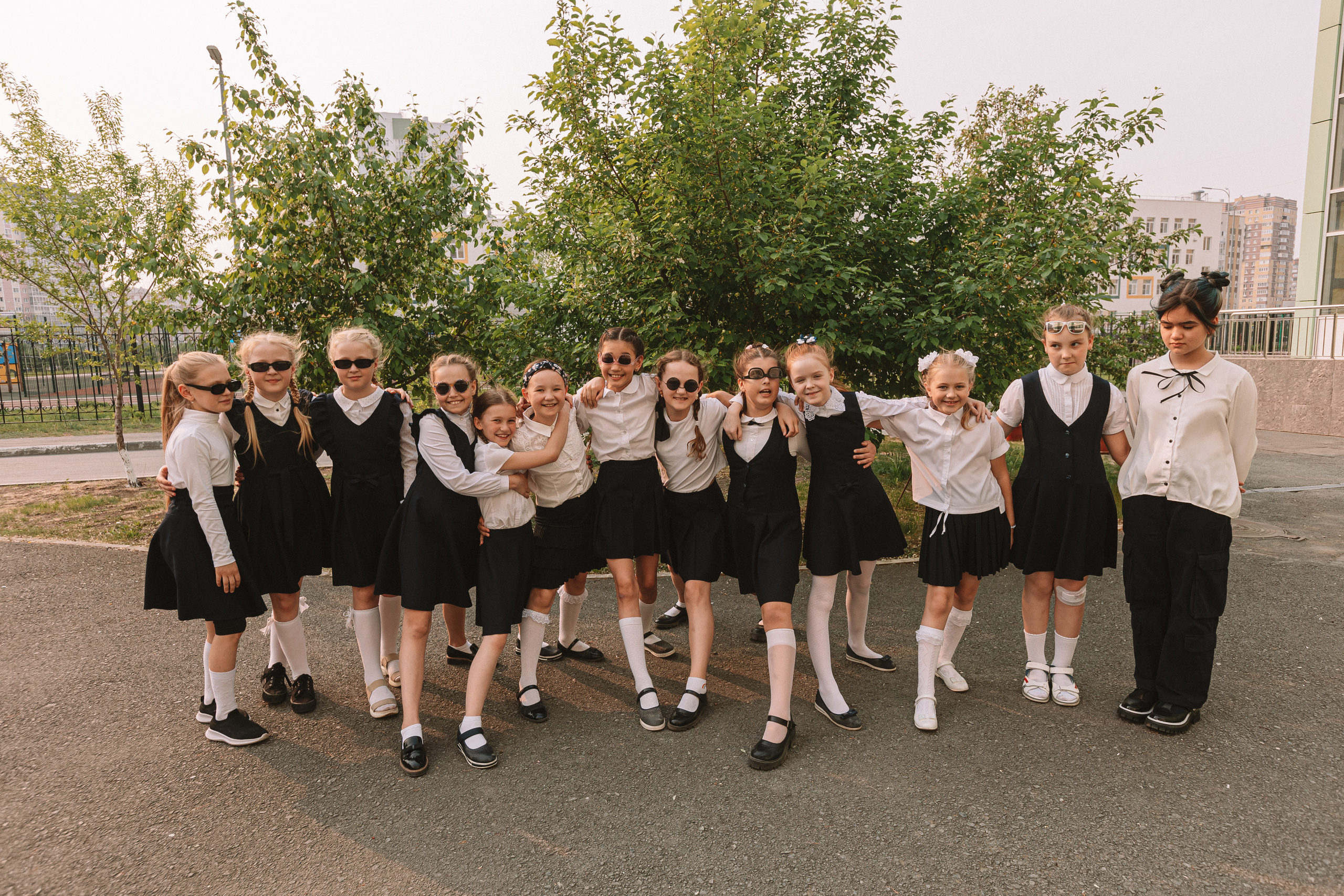 3 класс у школы. Семейный фотограф Тюмень, фотограф на роды Салмина Мария