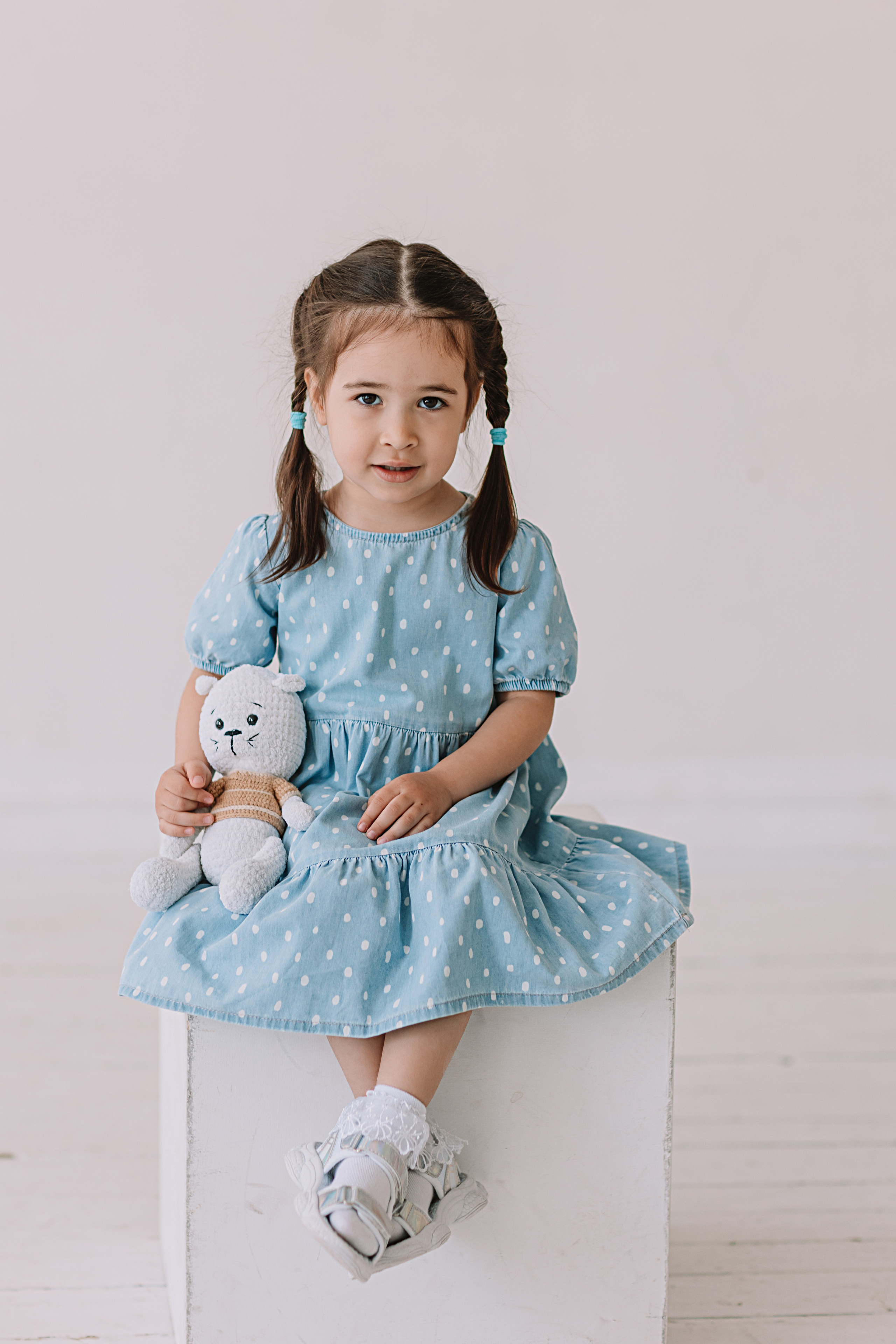 Младшая группа садика в студии. Семейный фотограф Тюмень, фотограф на роды Салмина Мария