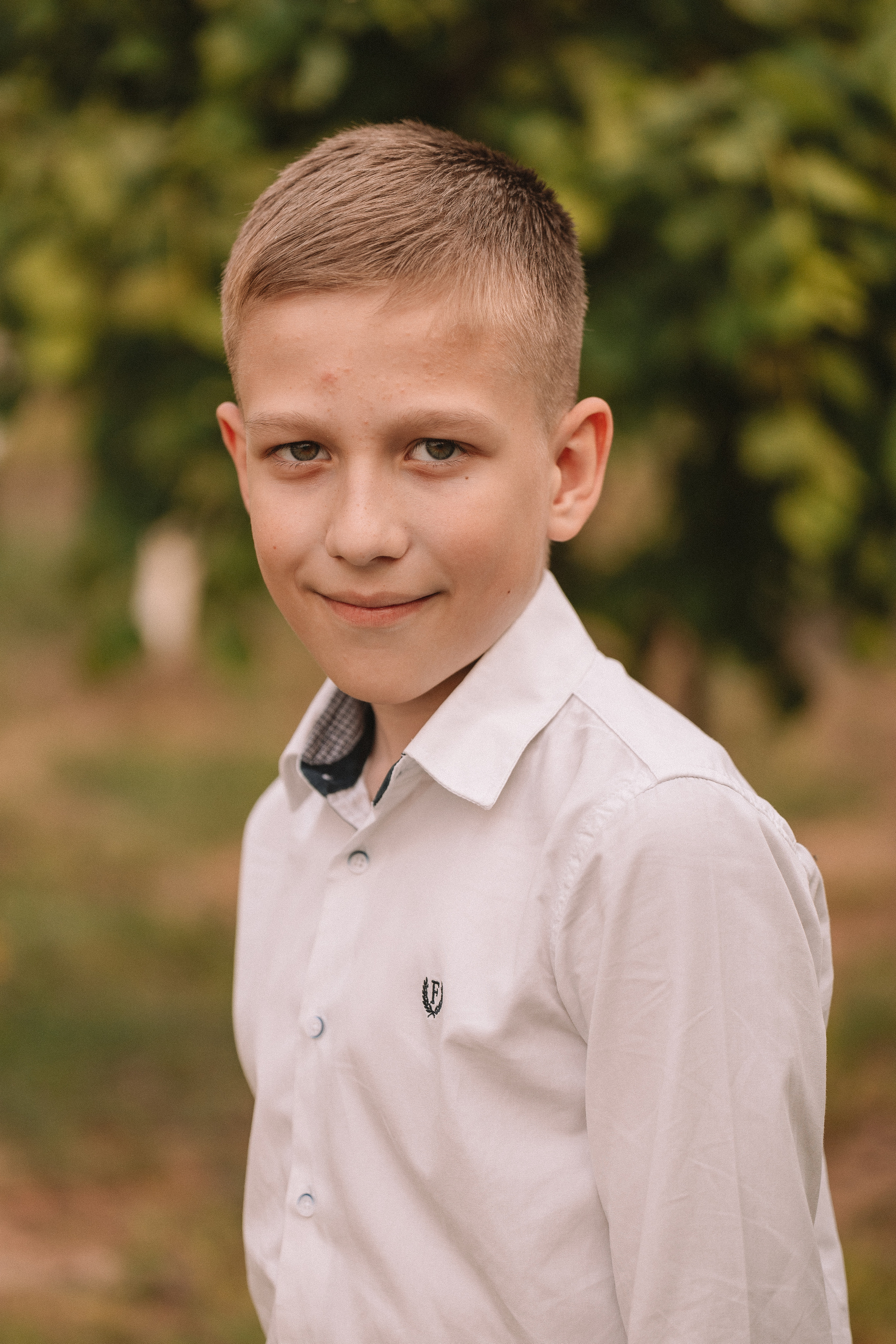 3 класс у школы. Семейный фотограф Тюмень, фотограф на роды Салмина Мария