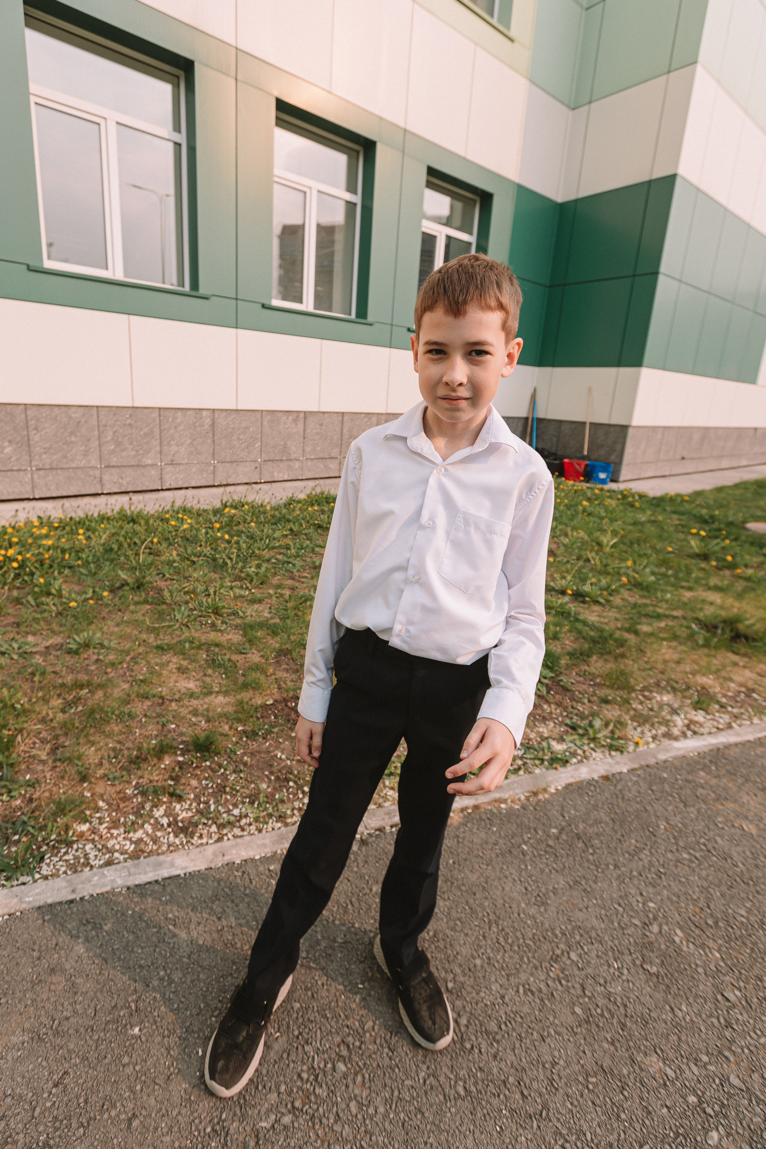 3 класс у школы. Семейный фотограф Тюмень, фотограф на роды Салмина Мария