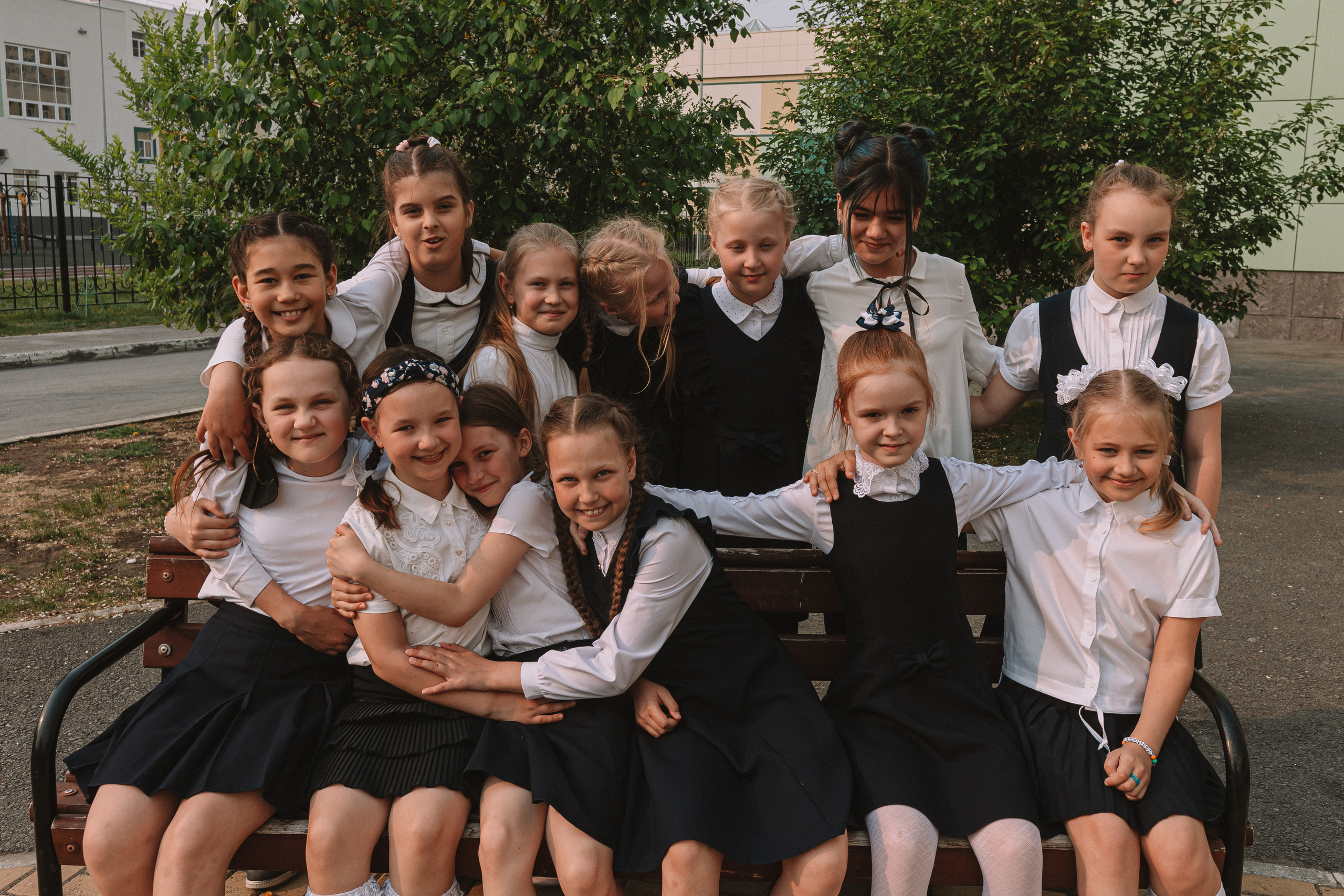 3 класс у школы. Семейный фотограф Тюмень, фотограф на роды Салмина Мария