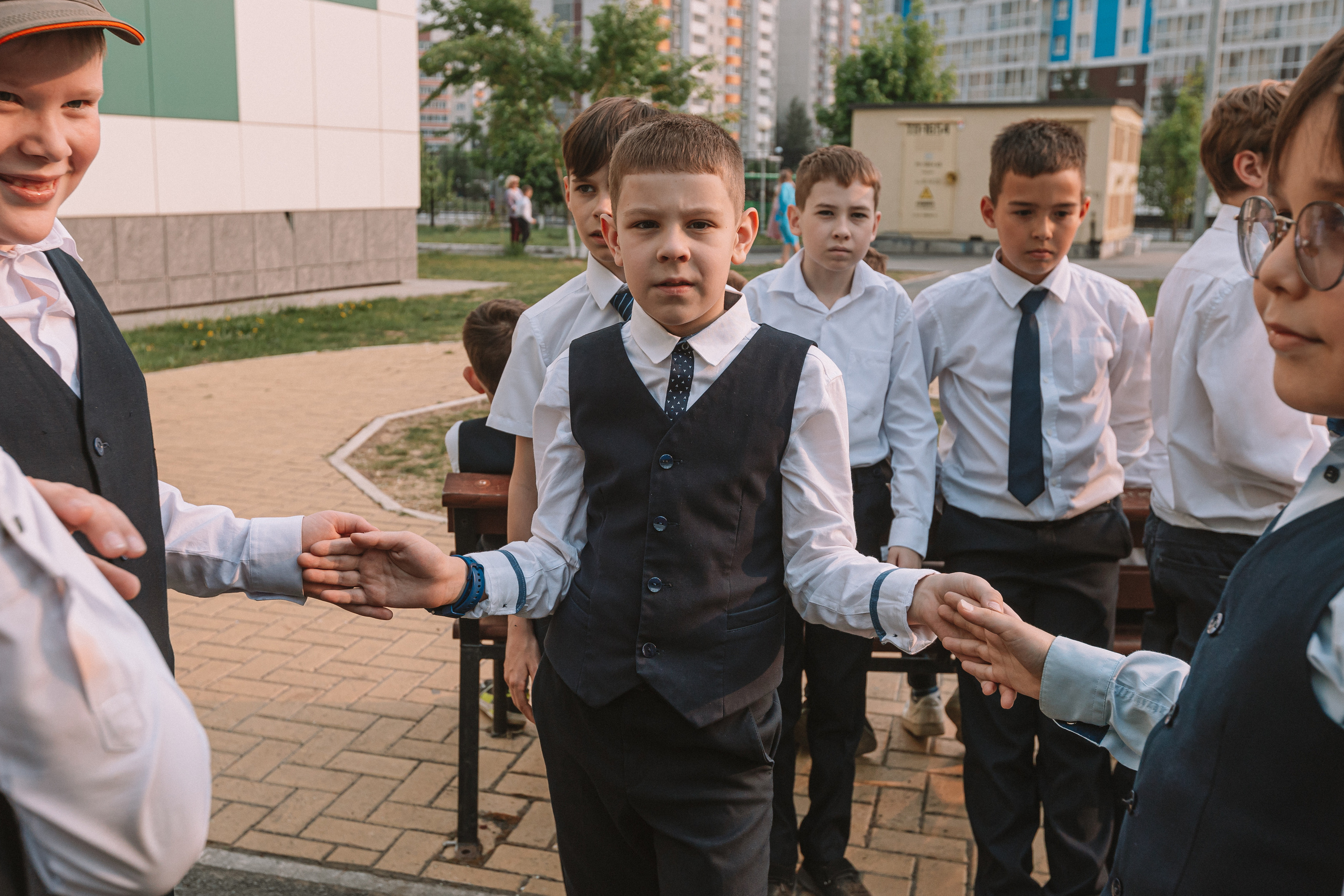 3 класс у школы. Семейный фотограф Тюмень, фотограф на роды Салмина Мария