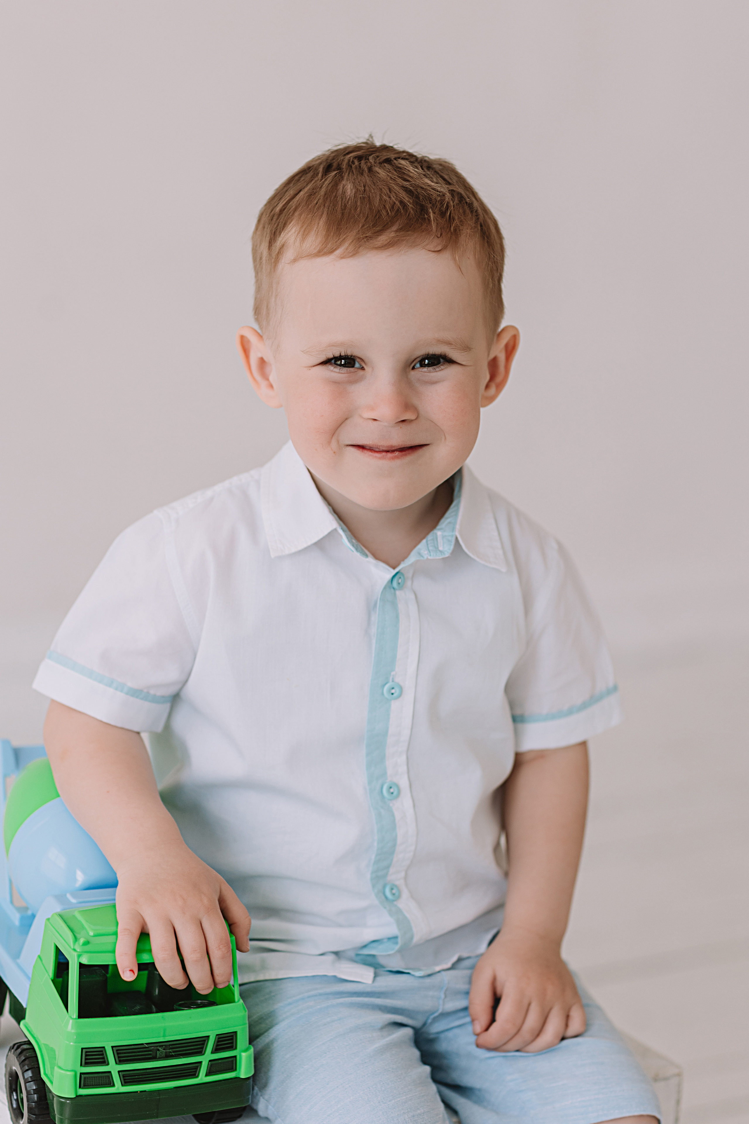 Младшая группа садика в студии. Семейный фотограф Тюмень, фотограф на роды Салмина Мария