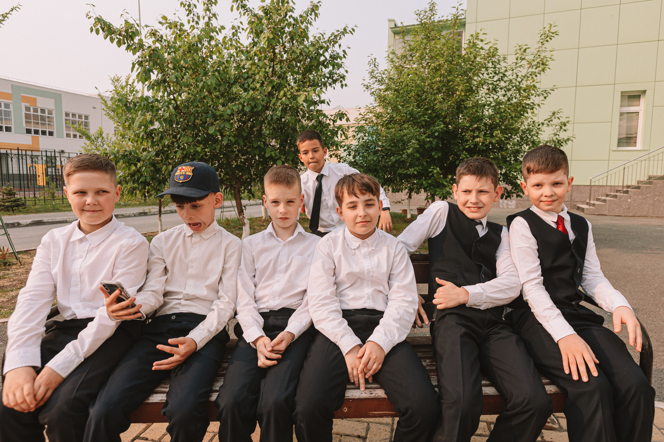 3 класс у школы. Семейный фотограф Тюмень, фотограф на роды Салмина Мария