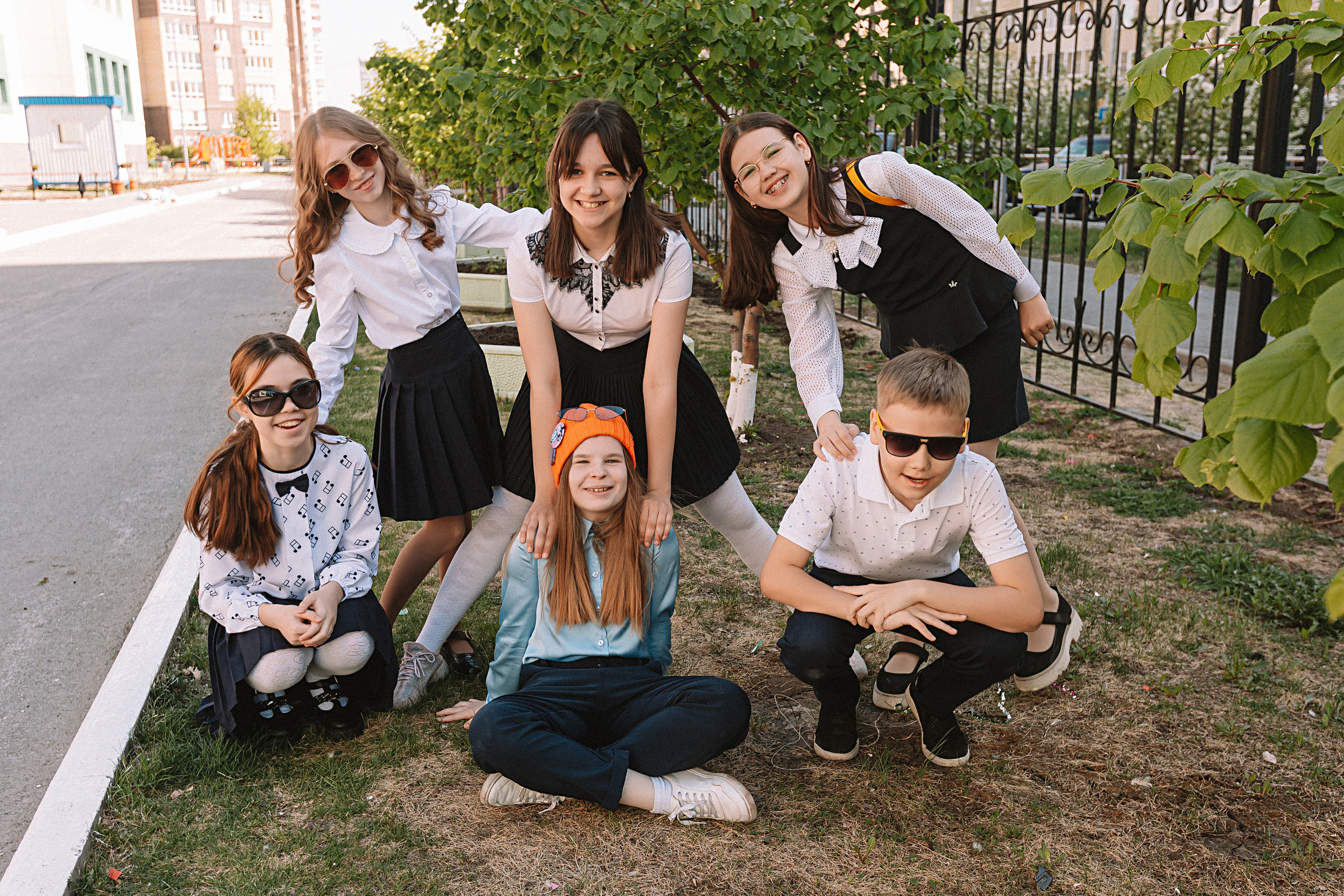 6 класс у школы. Семейный фотограф Тюмень, фотограф на роды Салмина Мария