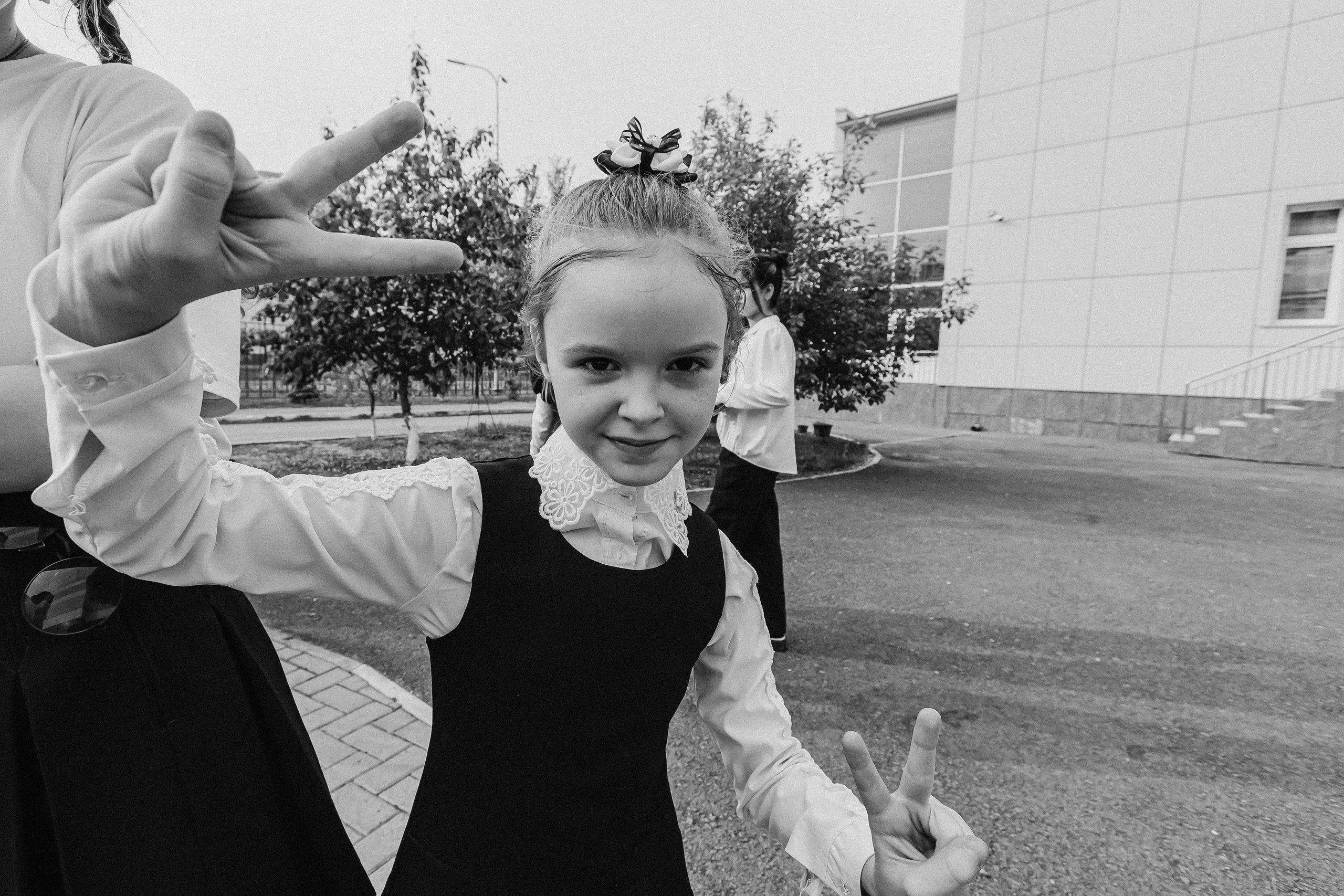 3 класс у школы. Семейный фотограф Тюмень, фотограф на роды Салмина Мария