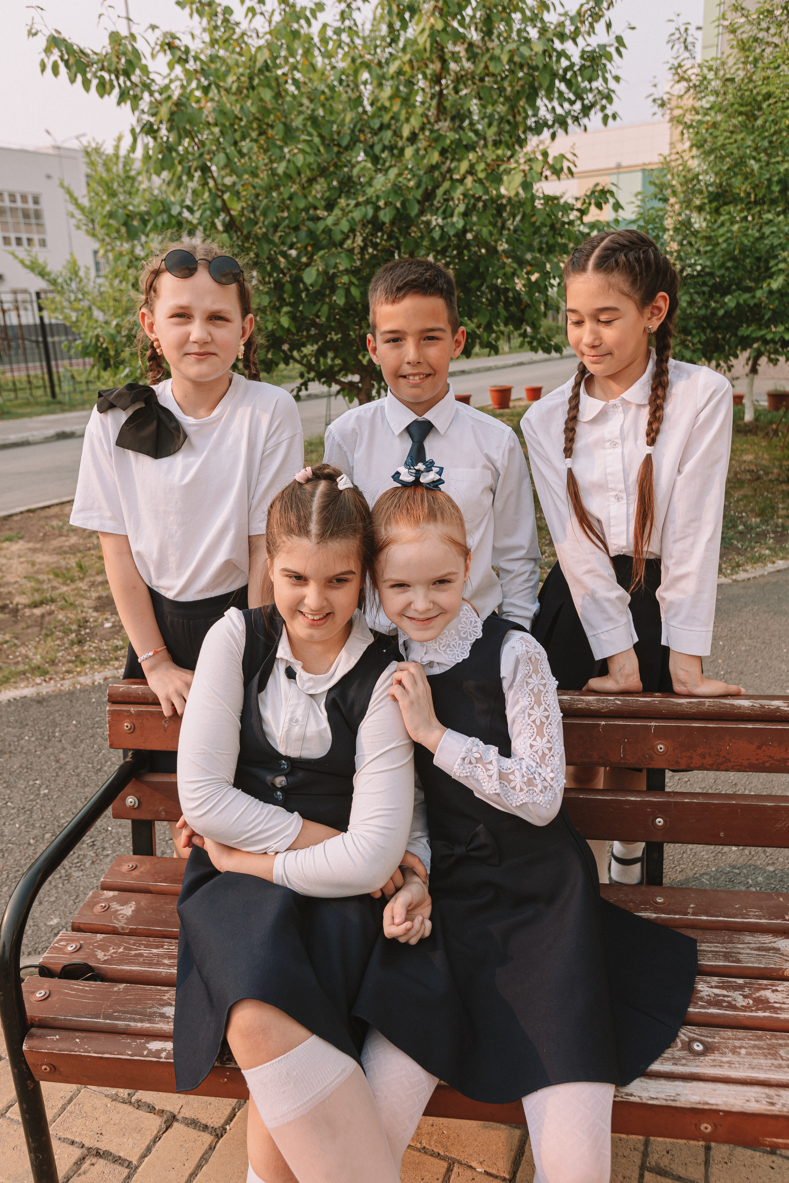 3 класс у школы. Семейный фотограф Тюмень, фотограф на роды Салмина Мария