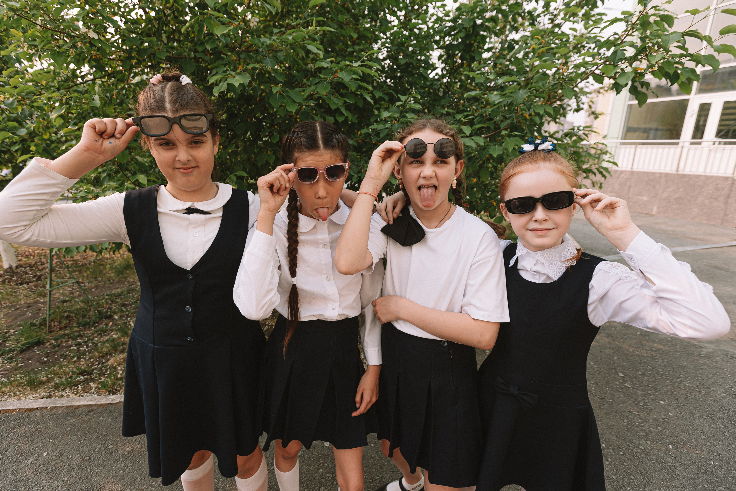 3 класс у школы. Семейный фотограф Тюмень, фотограф на роды Салмина Мария