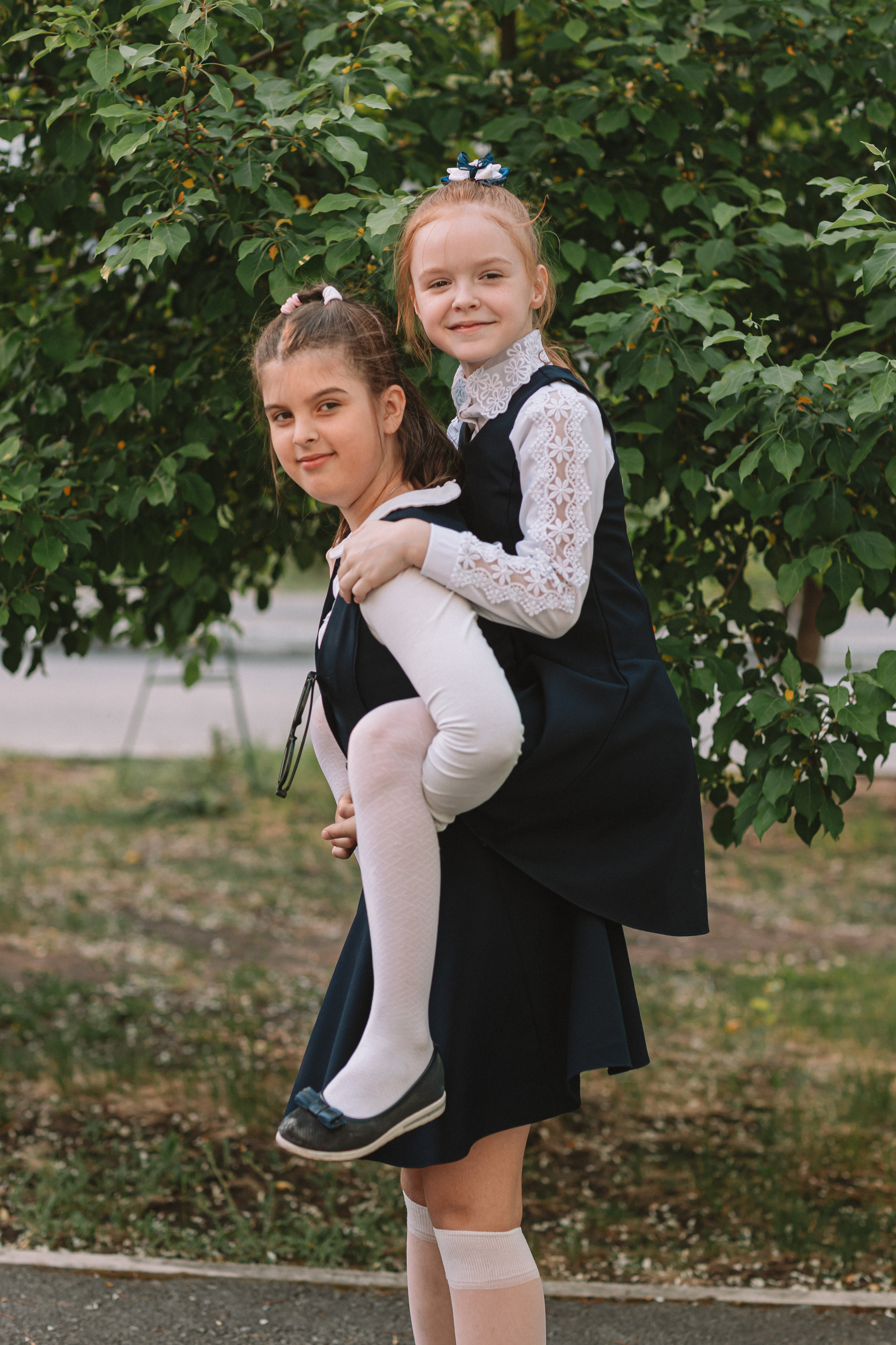 3 класс у школы. Семейный фотограф Тюмень, фотограф на роды Салмина Мария