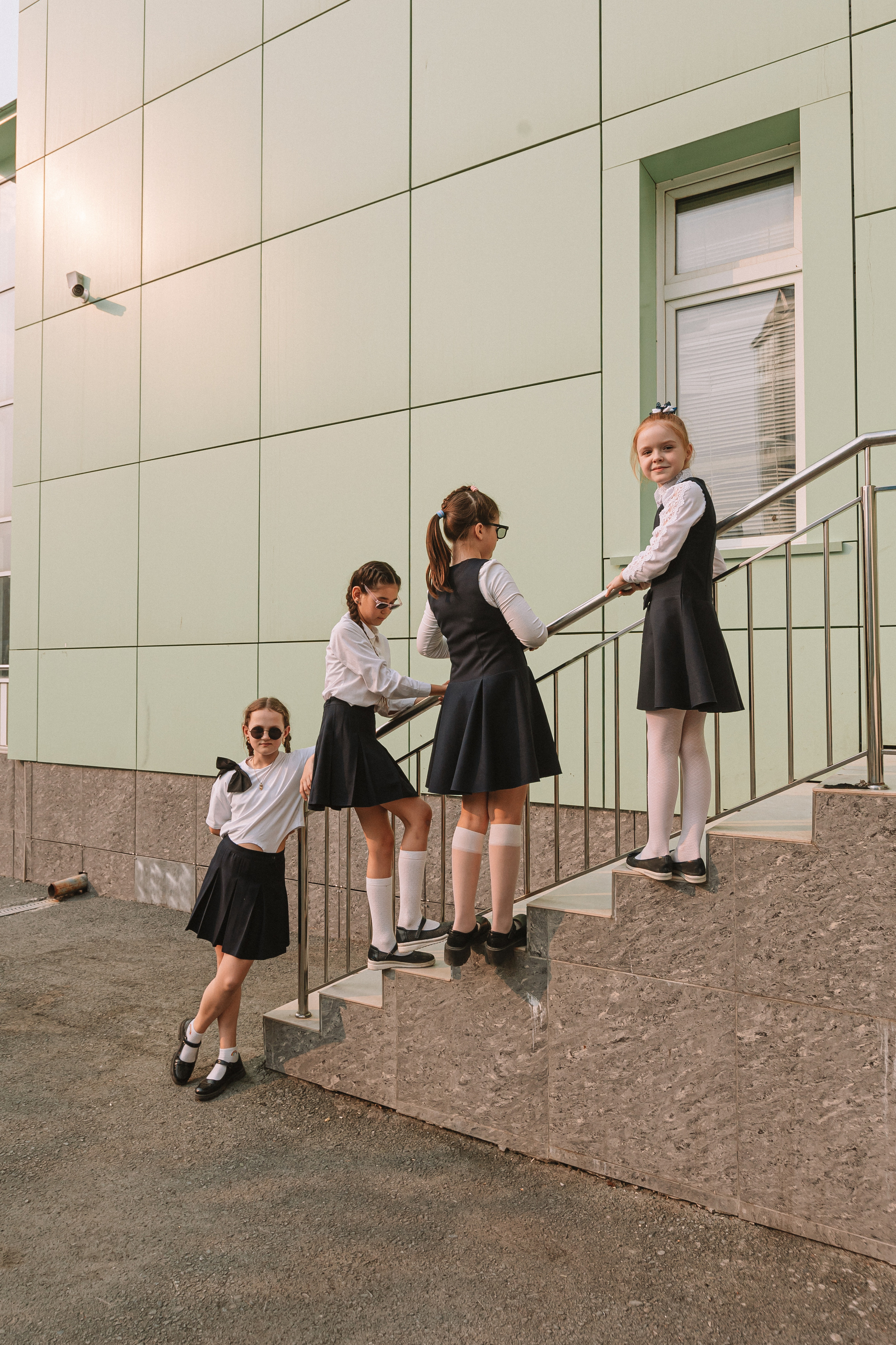 3 класс у школы. Семейный фотограф Тюмень, фотограф на роды Салмина Мария