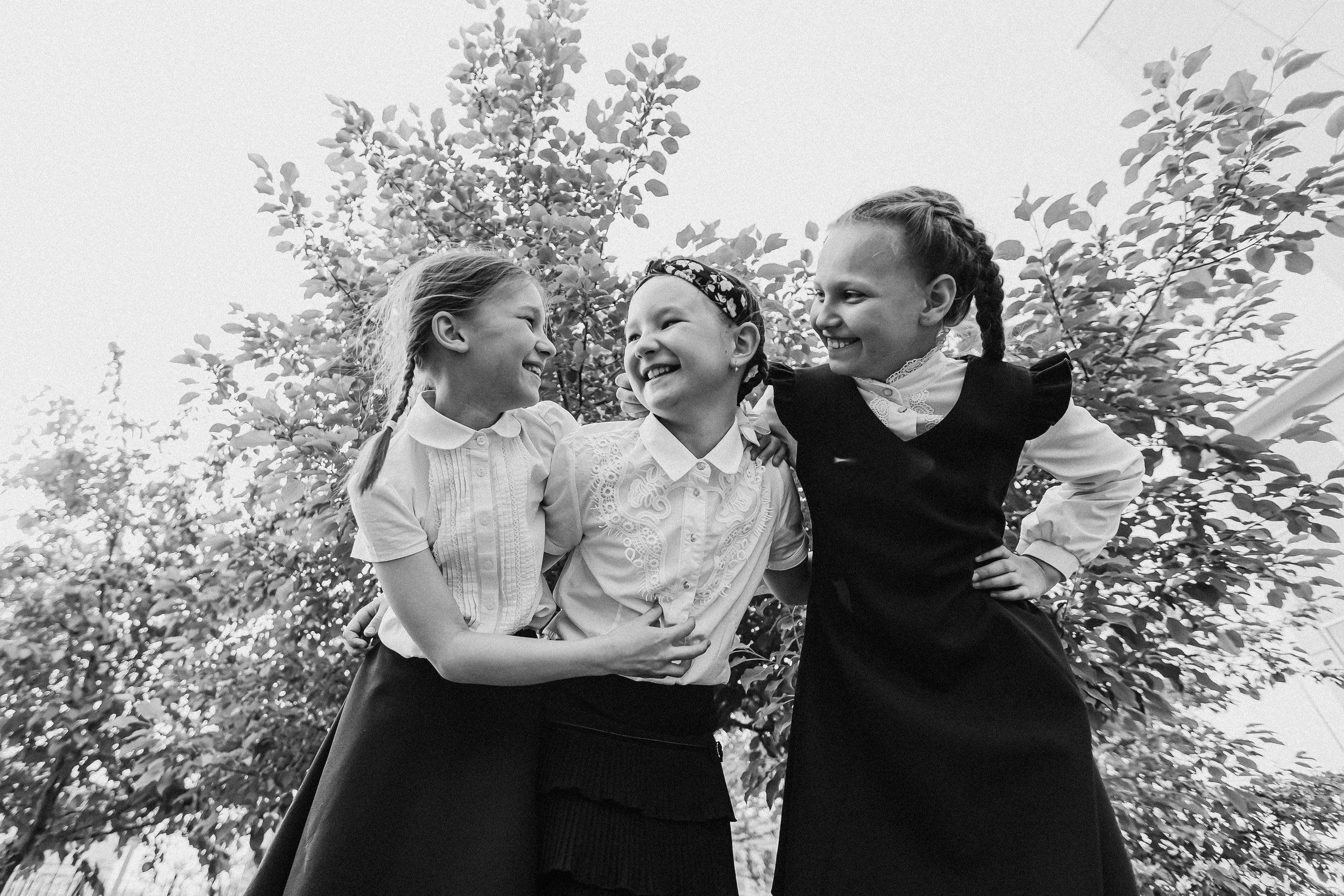 3 класс у школы. Семейный фотограф Тюмень, фотограф на роды Салмина Мария