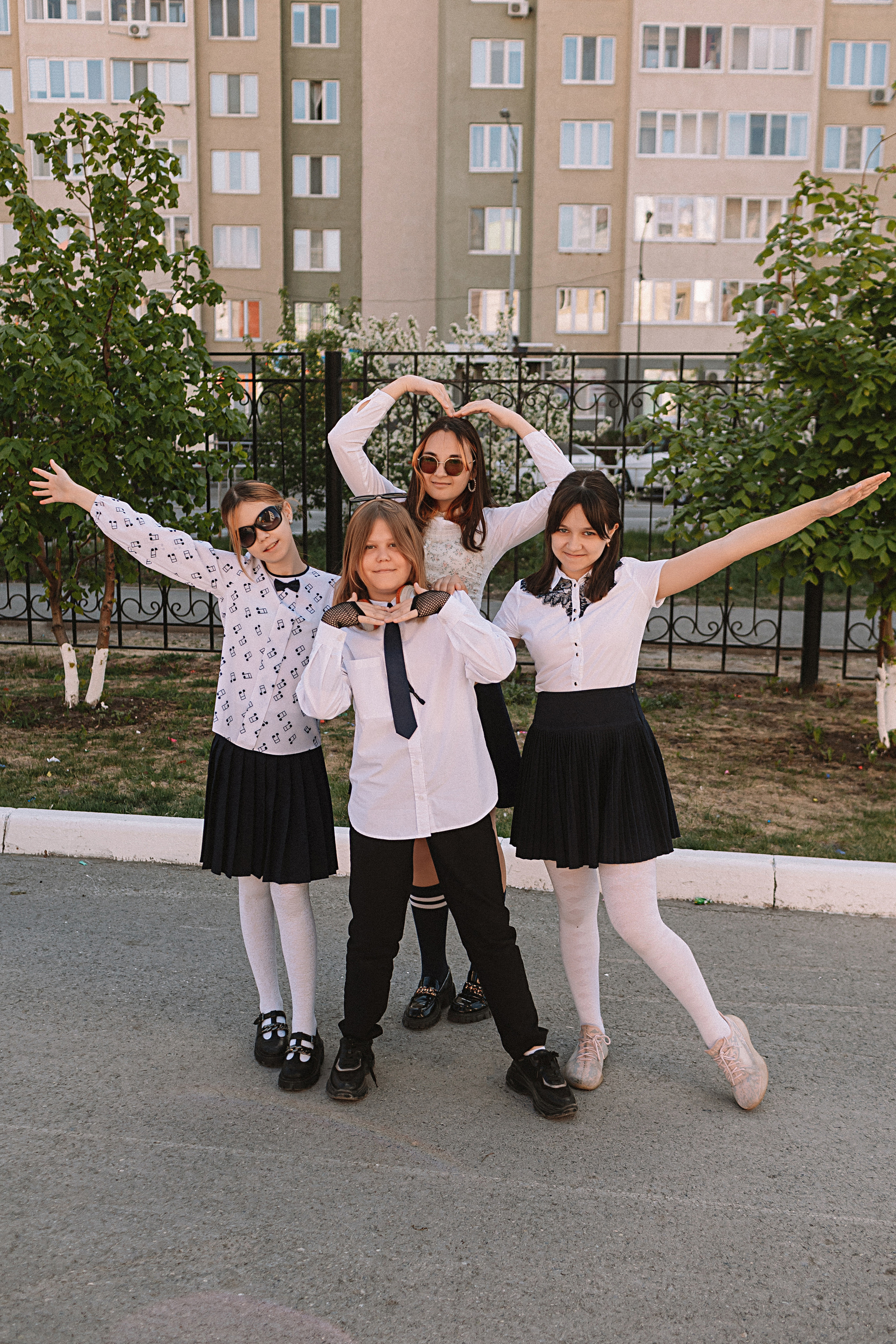 6 класс у школы. Семейный фотограф Тюмень, фотограф на роды Салмина Мария