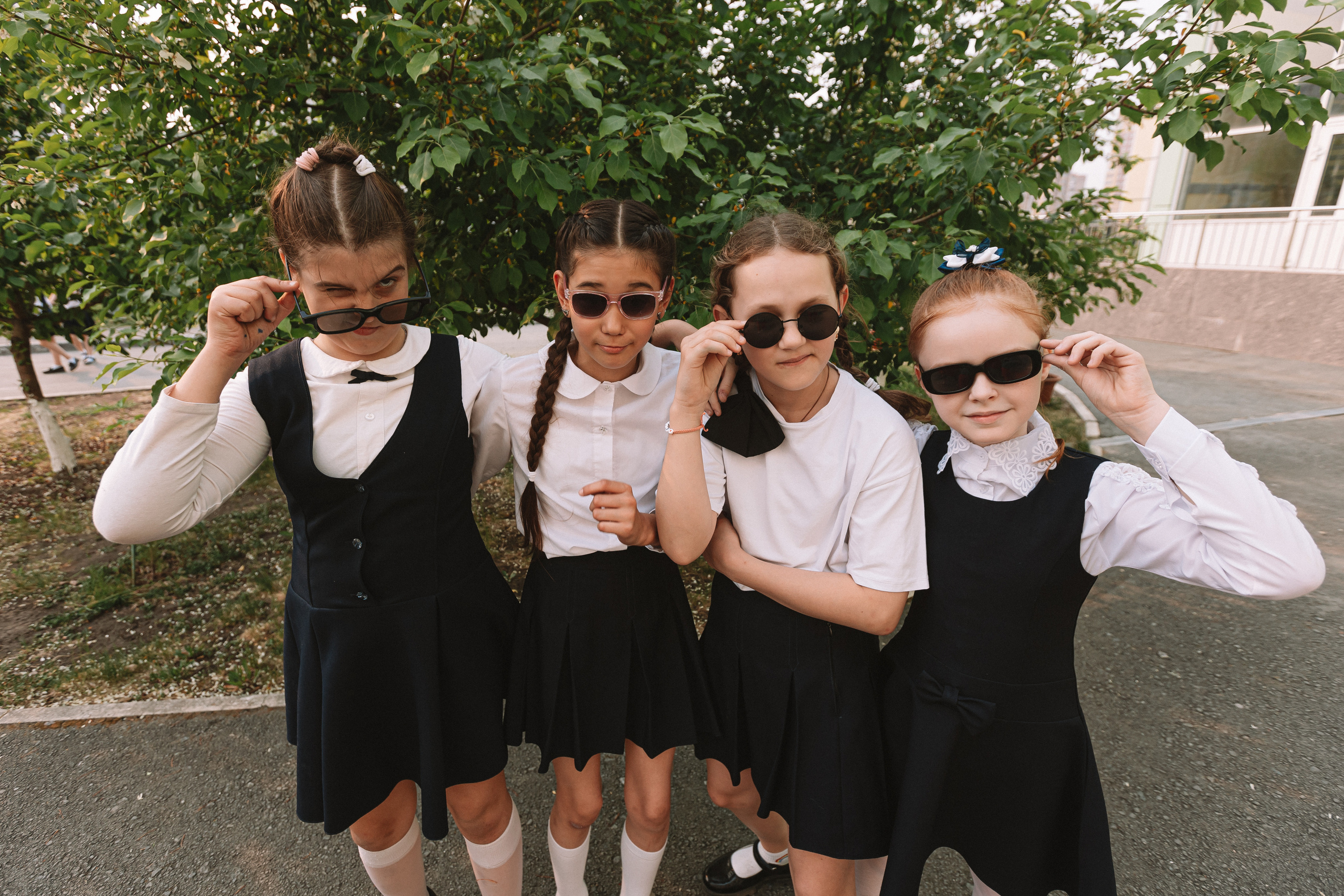 3 класс у школы. Семейный фотограф Тюмень, фотограф на роды Салмина Мария