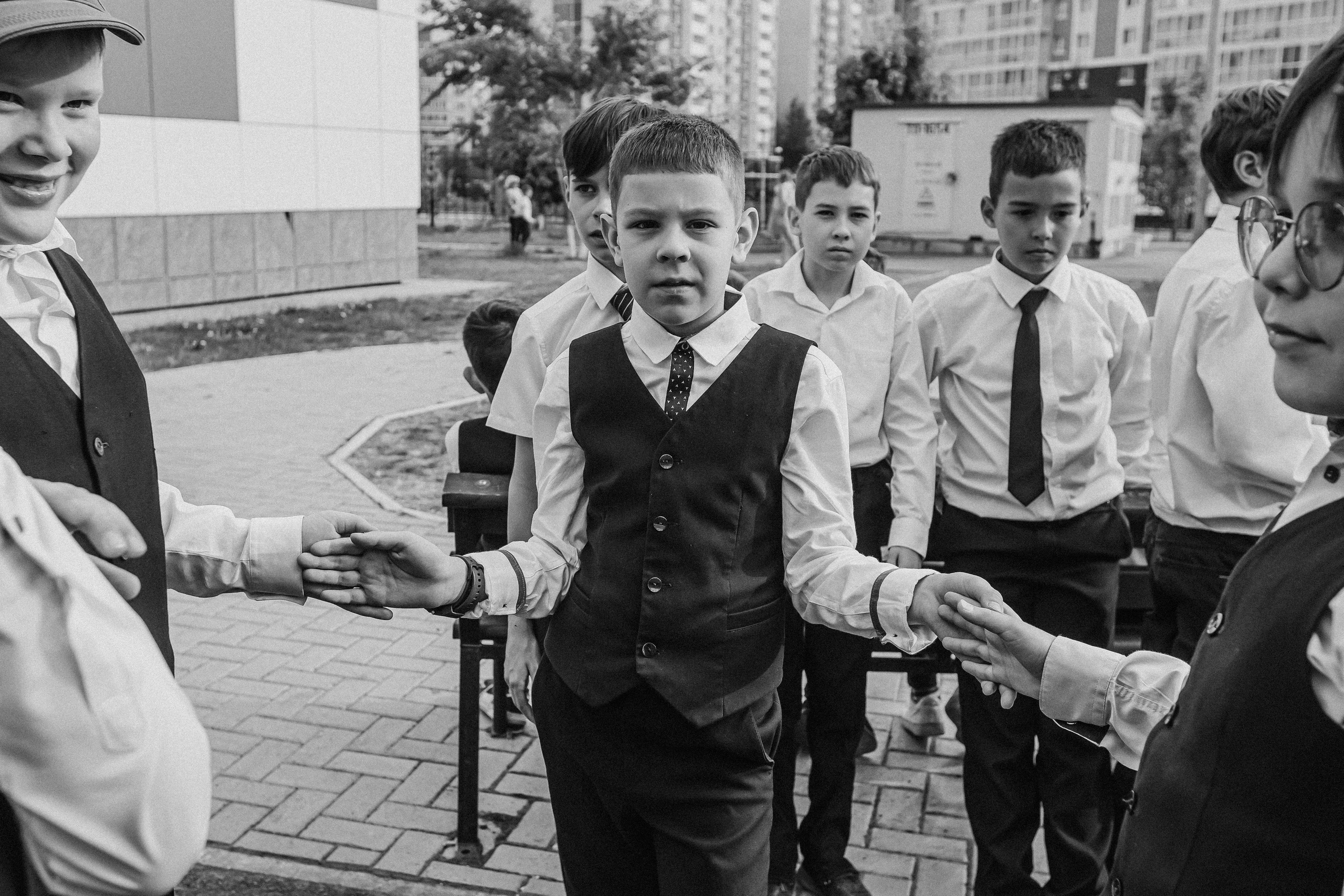 3 класс у школы. Семейный фотограф Тюмень, фотограф на роды Салмина Мария