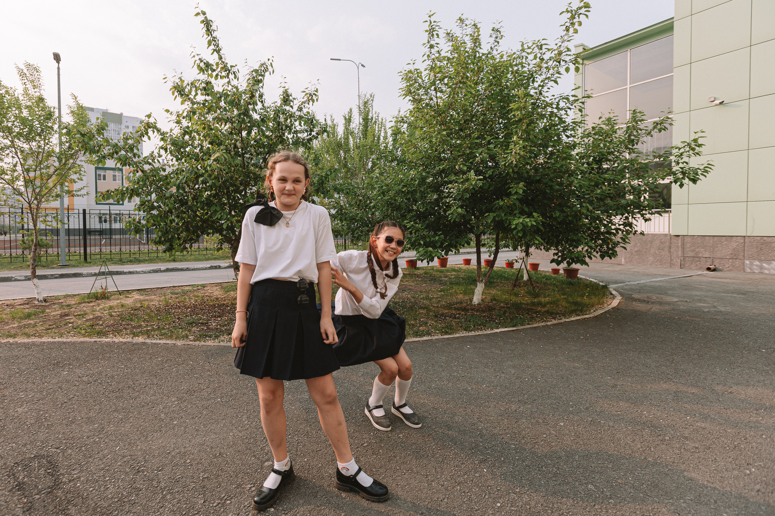 3 класс у школы. Семейный фотограф Тюмень, фотограф на роды Салмина Мария