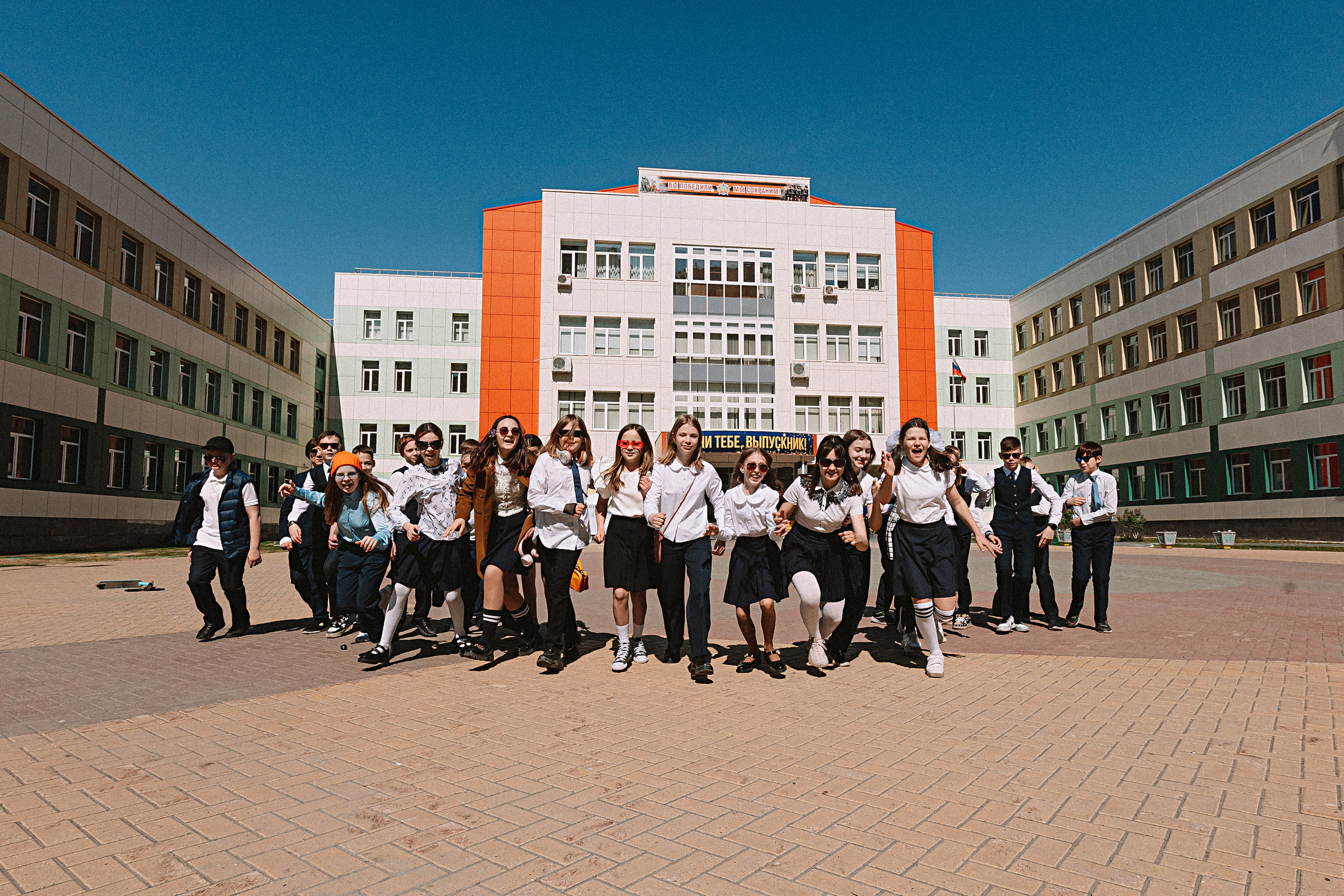 6 класс у школы. Семейный фотограф Тюмень, фотограф на роды Салмина Мария