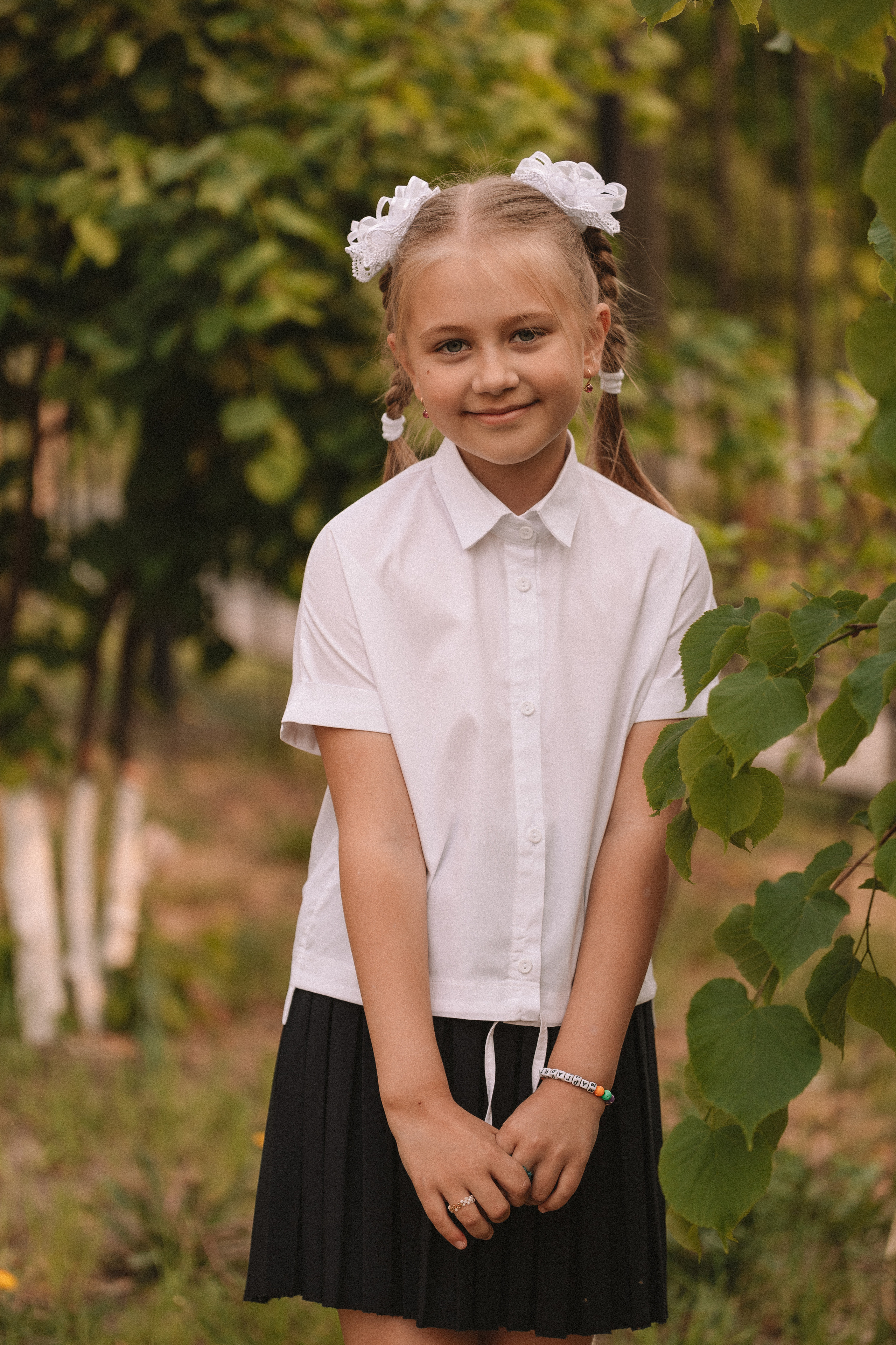 3 класс у школы. Семейный фотограф Тюмень, фотограф на роды Салмина Мария