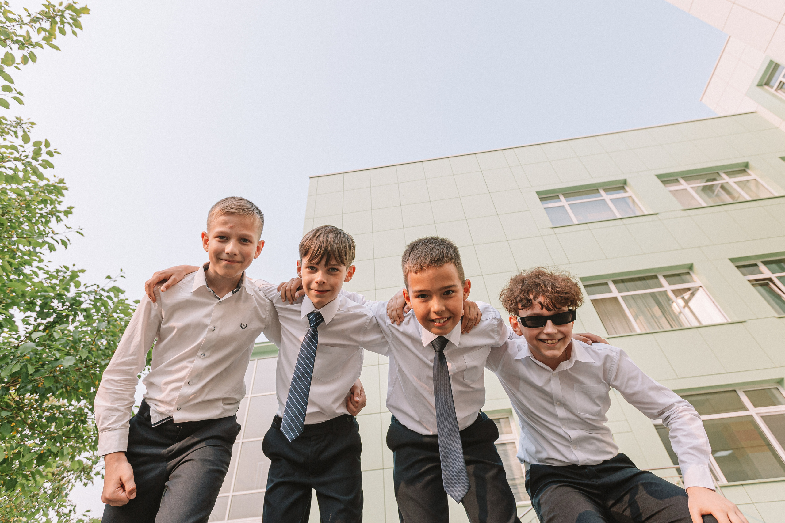 3 класс у школы. Семейный фотограф Тюмень, фотограф на роды Салмина Мария