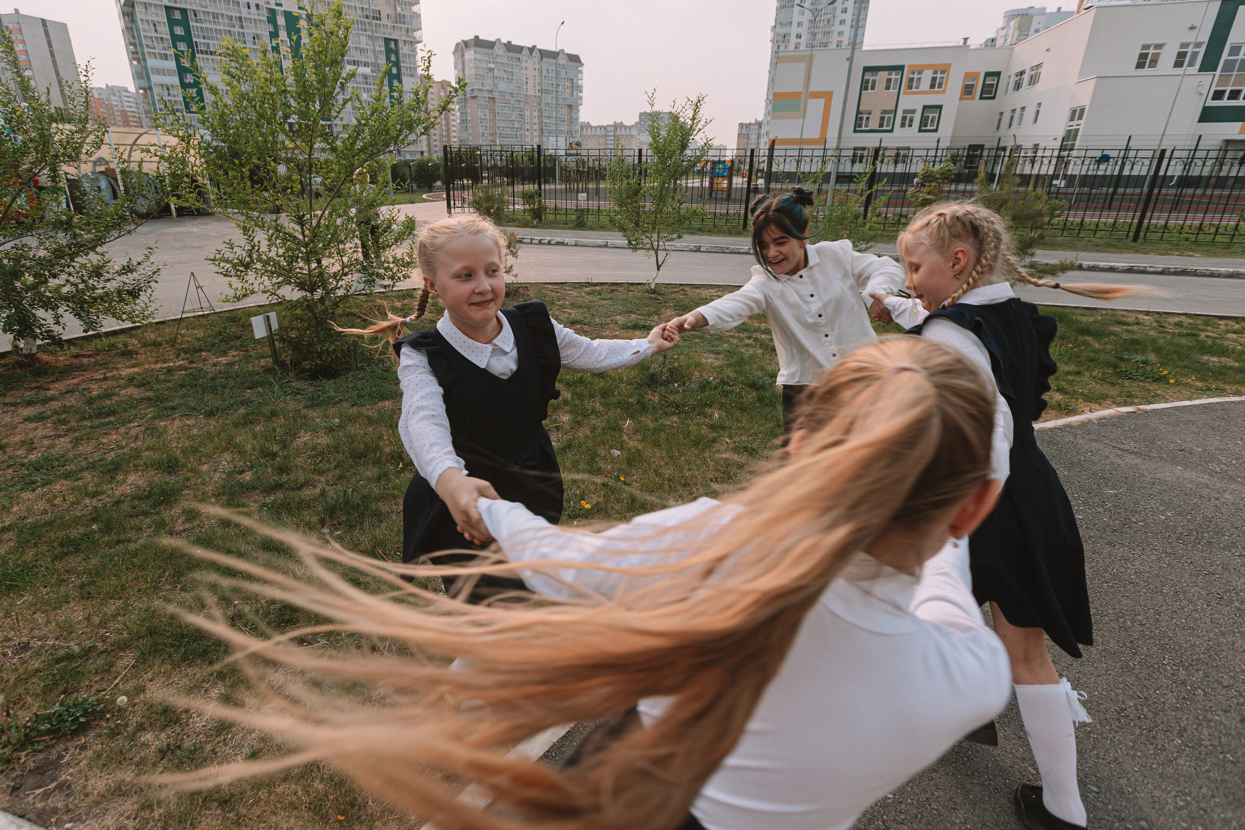 3 класс у школы. Семейный фотограф Тюмень, фотограф на роды Салмина Мария