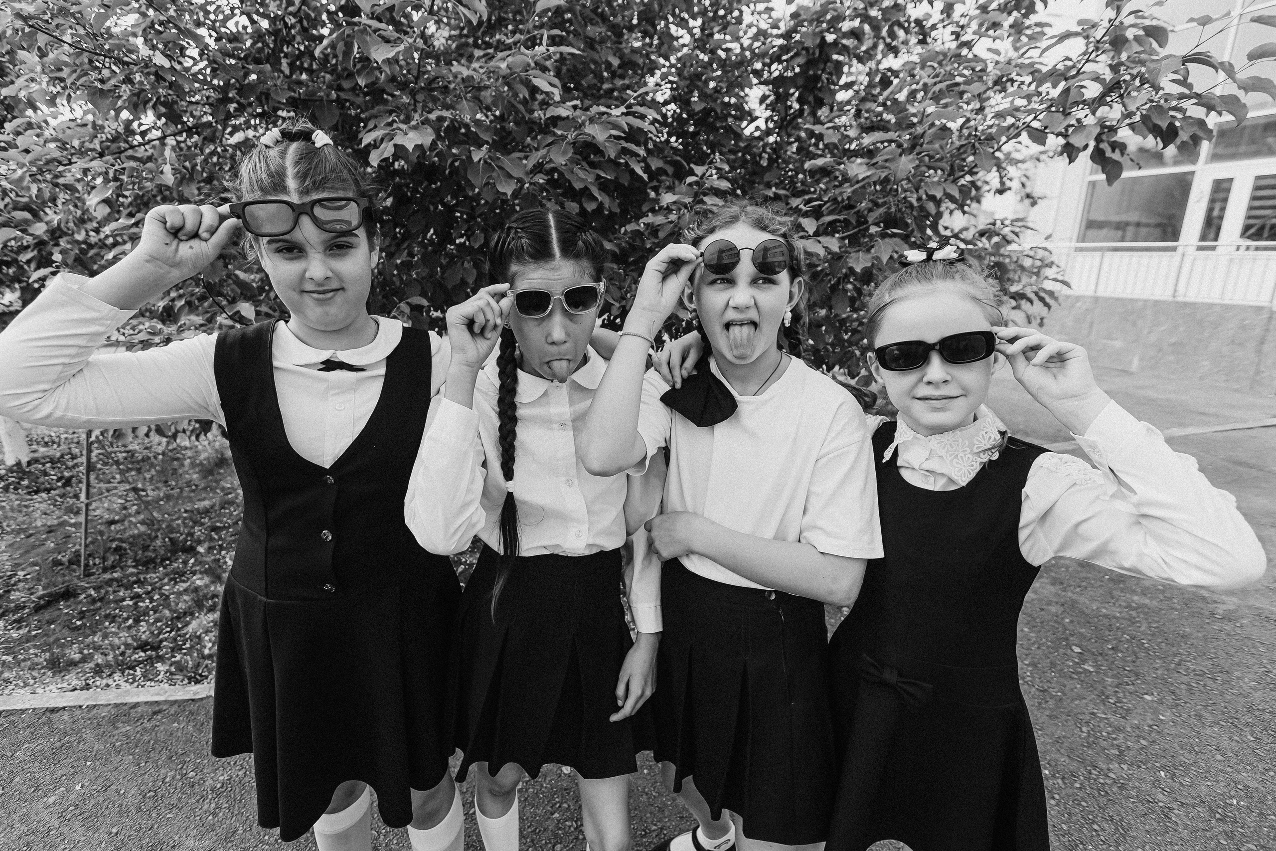 3 класс у школы. Семейный фотограф Тюмень, фотограф на роды Салмина Мария