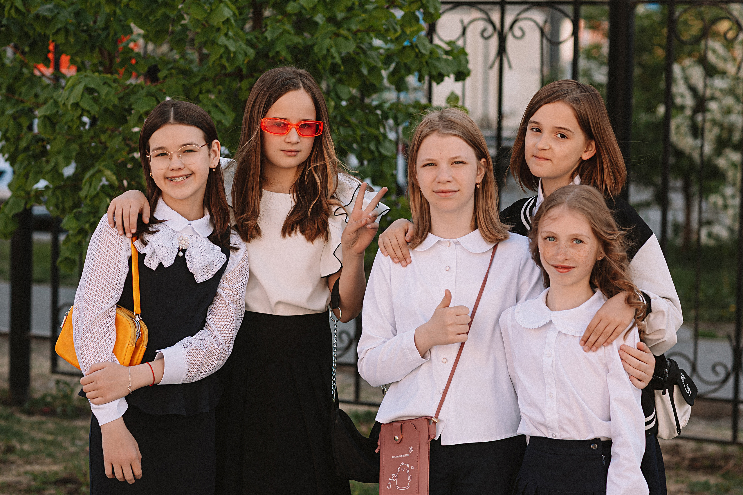 6 класс у школы. Семейный фотограф Тюмень, фотограф на роды Салмина Мария