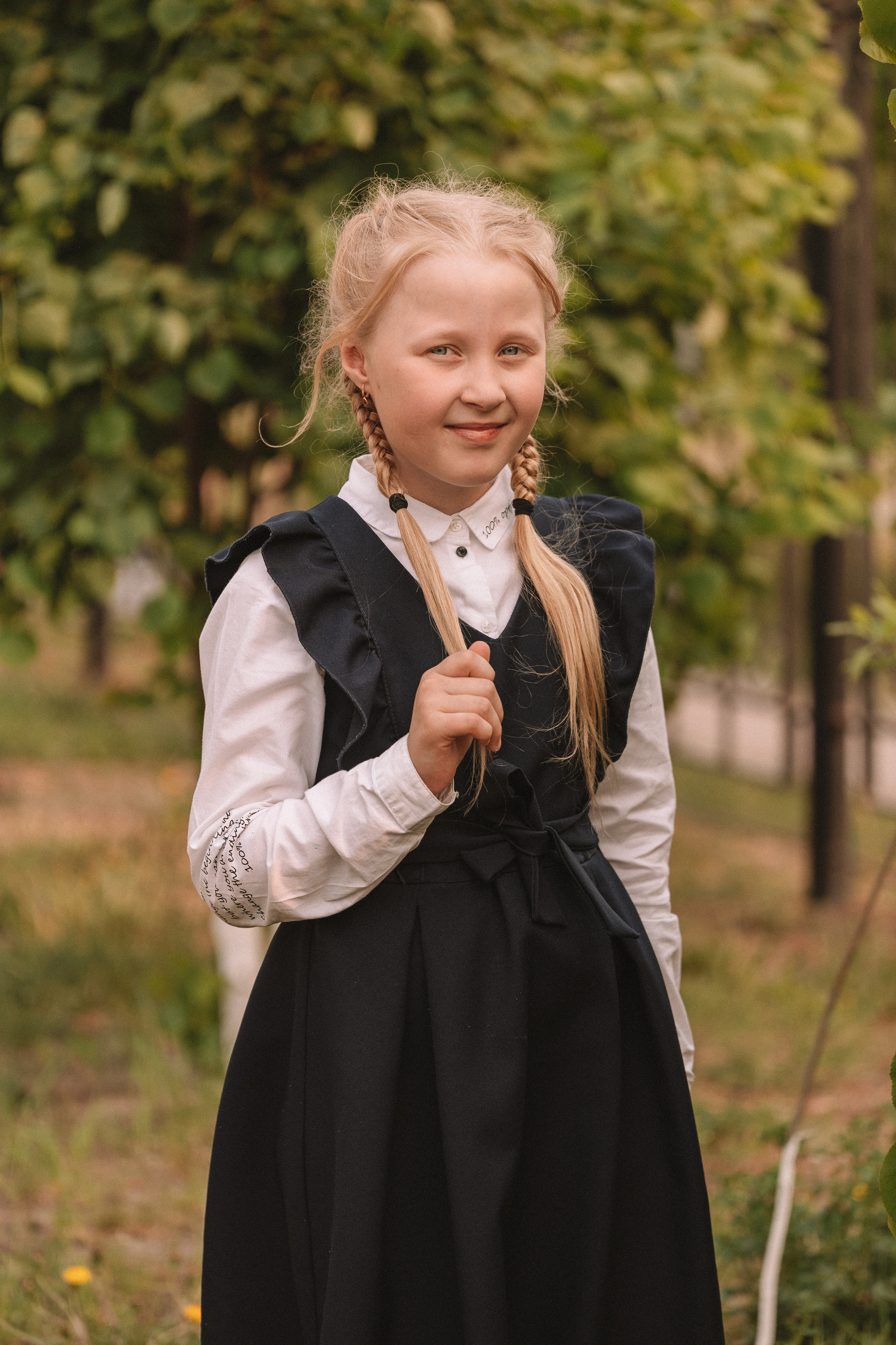 3 класс у школы. Семейный фотограф Тюмень, фотограф на роды Салмина Мария